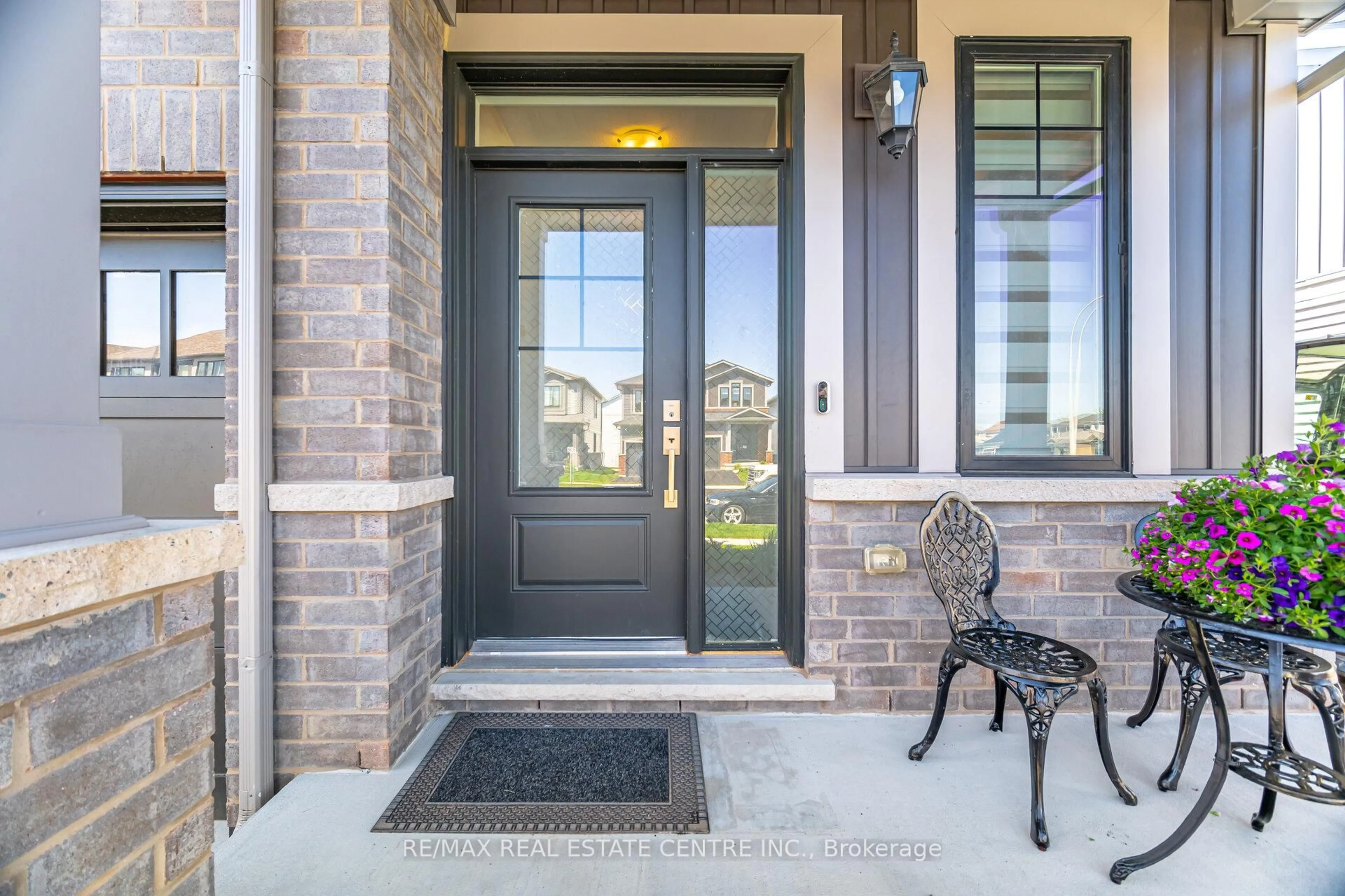 Indoor entryway for 141 Terrace Dr, Grimsby Ontario L3M 0L2