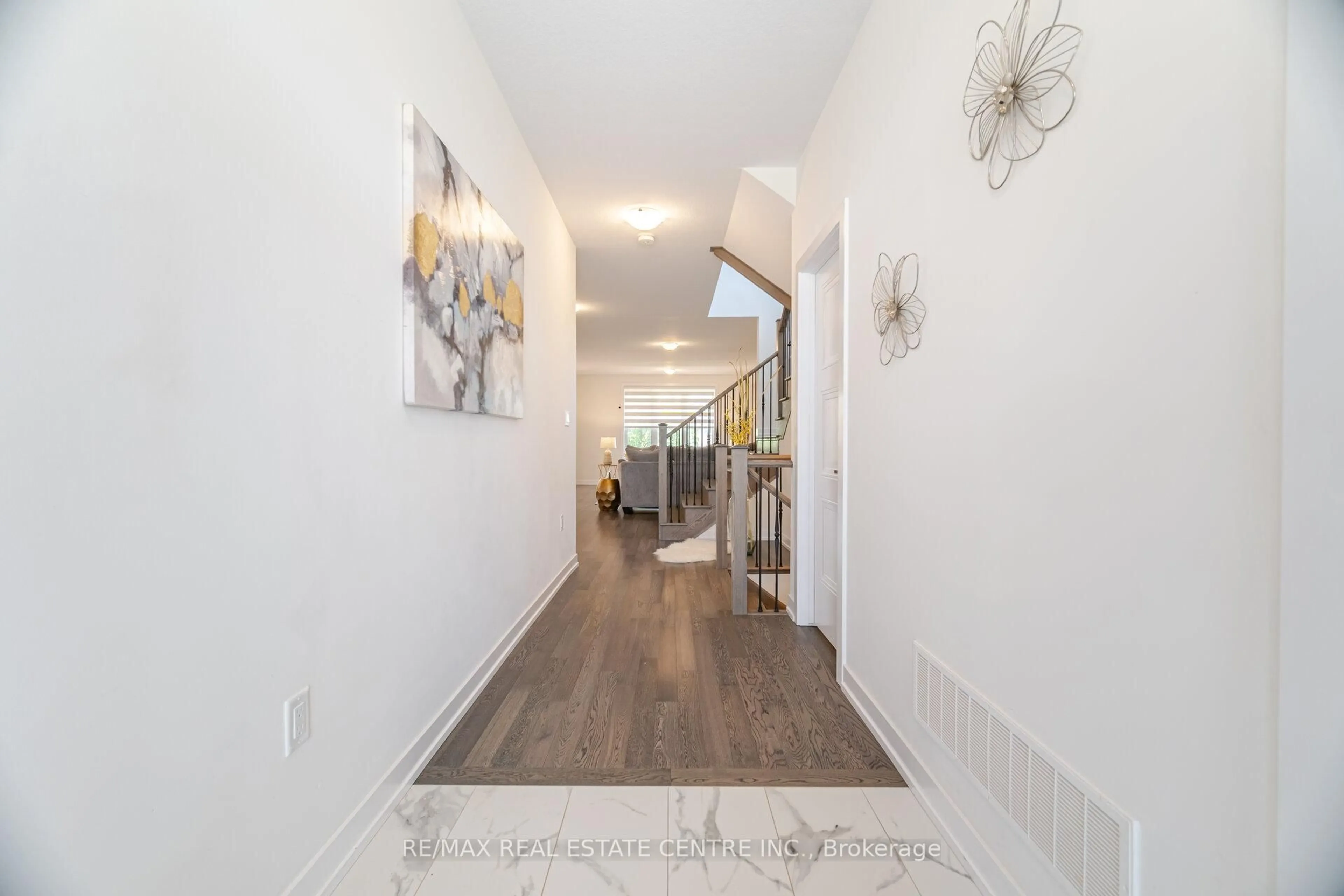 Indoor entryway for 141 Terrace Dr, Grimsby Ontario L3M 0L2