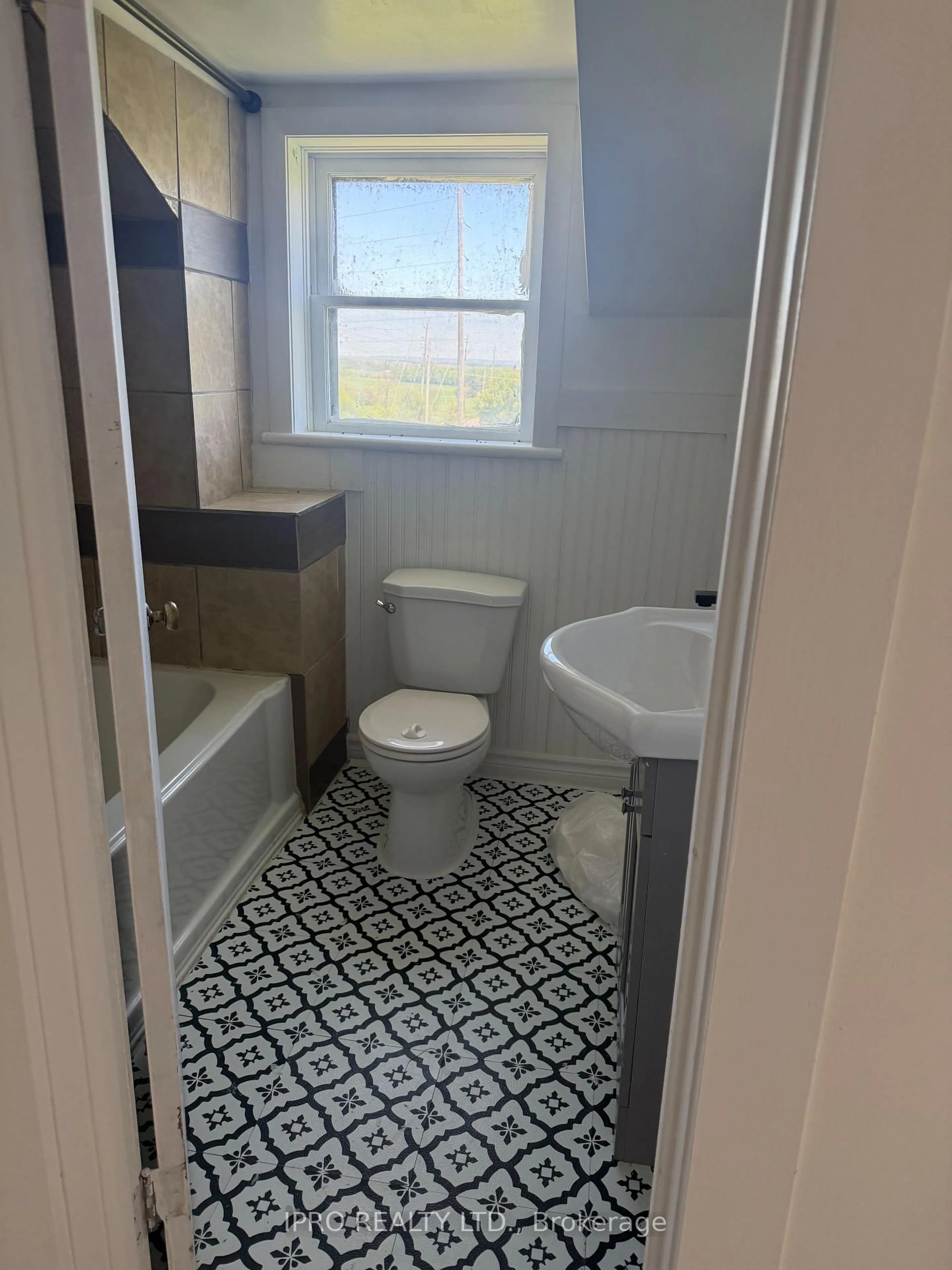 Standard bathroom, ceramic/tile floor for 828254 Mulmur Nottawasaga Townline, Mulmur Ontario L9V 0Y7