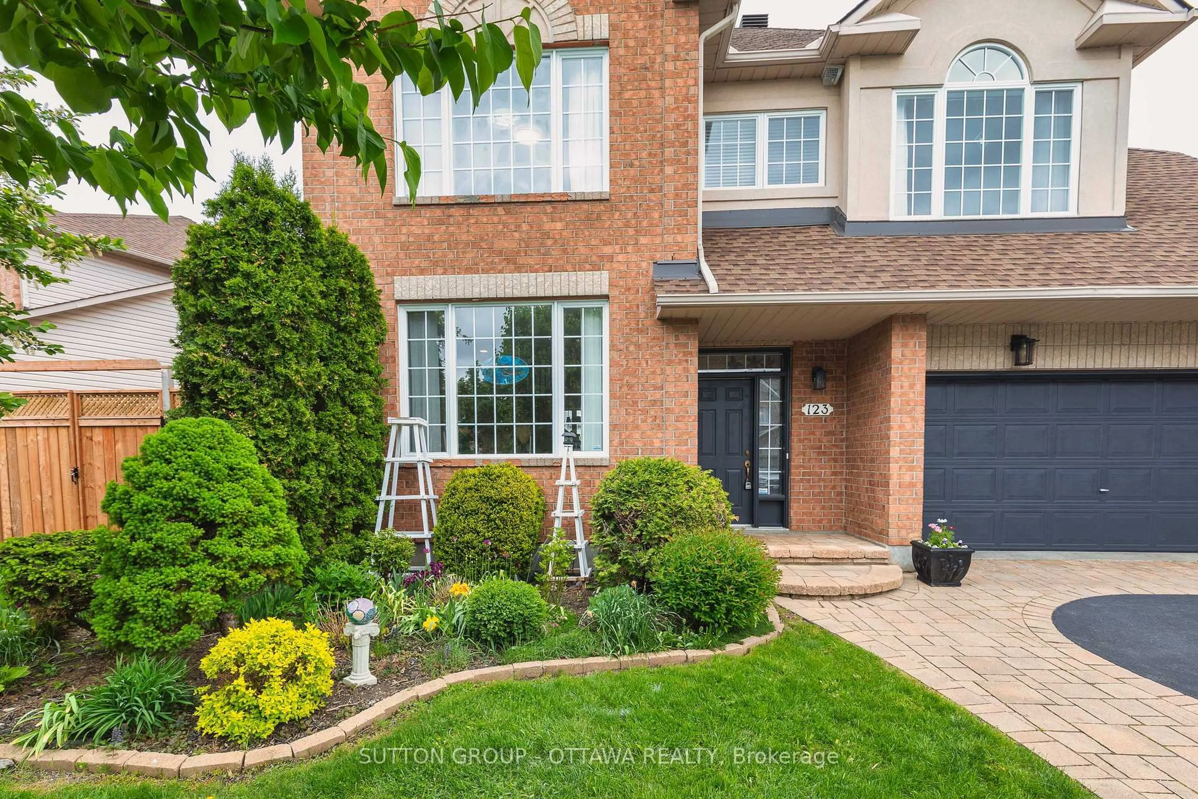 Home with brick exterior material, street for 123 Annapolis Circ, Ottawa Ontario K1V 1Z3