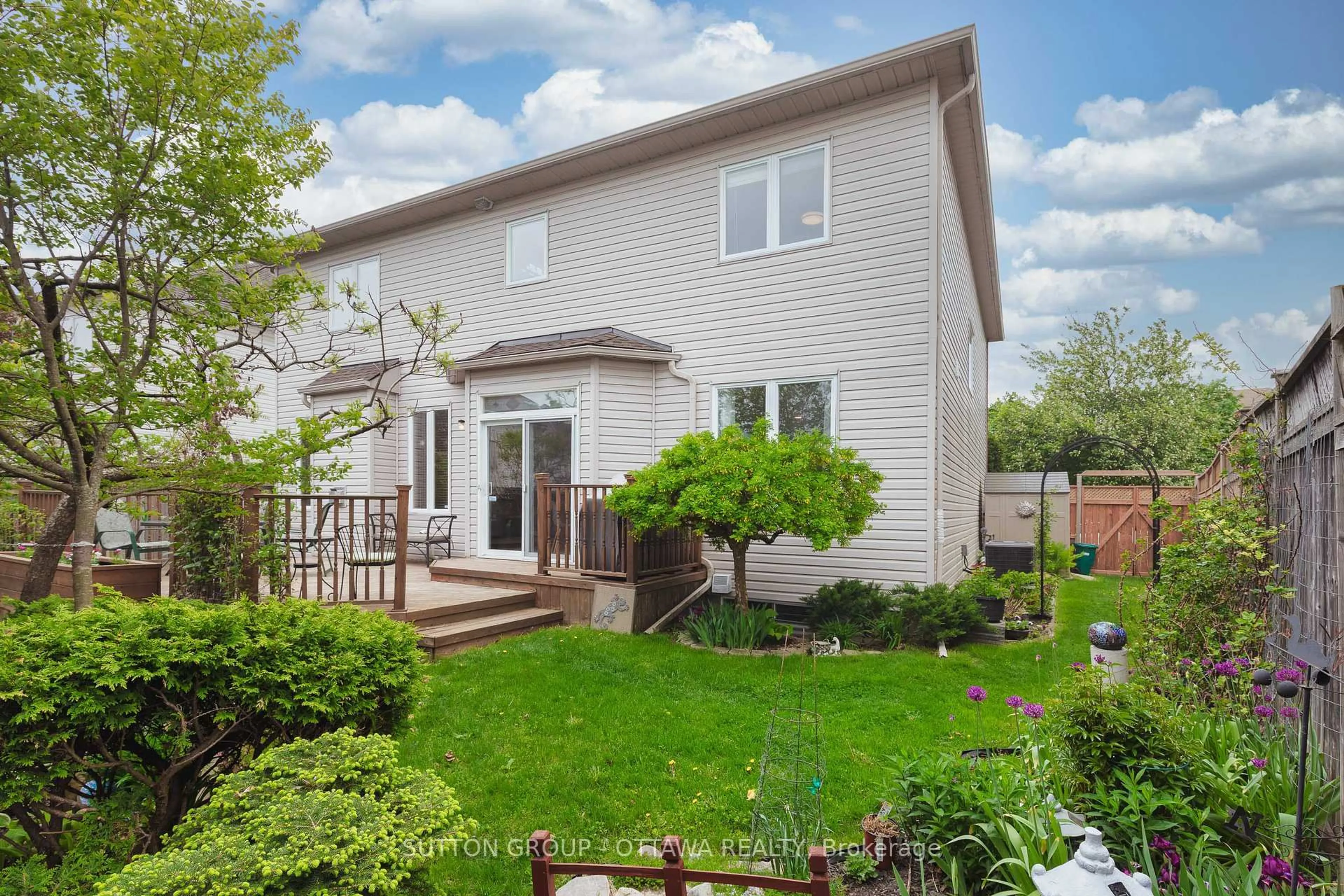 Home with vinyl exterior material, street for 123 Annapolis Circ, Ottawa Ontario K1V 1Z3