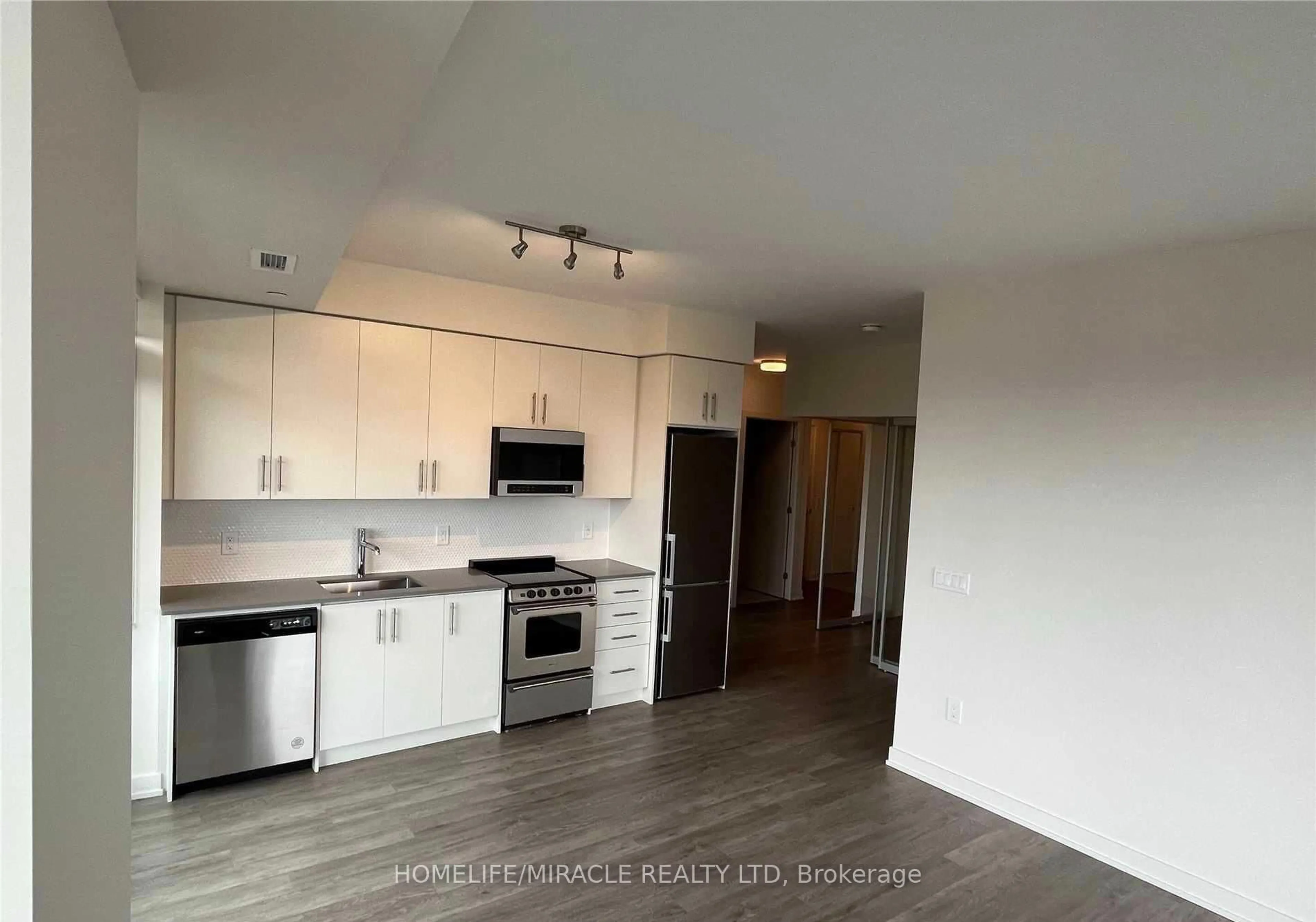 Open concept kitchen, wood/laminate floor for 212 King William St #617, Hamilton Ontario L8R 3P2