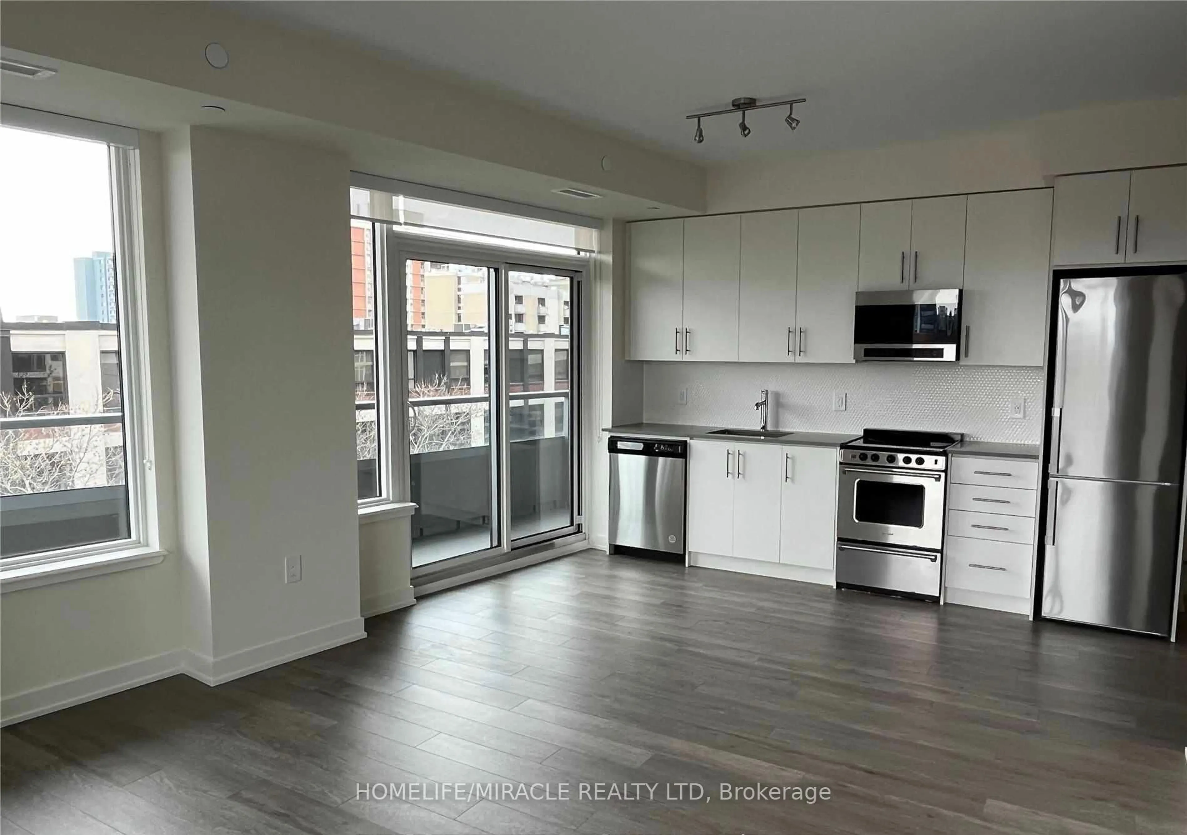 Open concept kitchen, wood/laminate floor for 212 King William St #617, Hamilton Ontario L8R 3P2