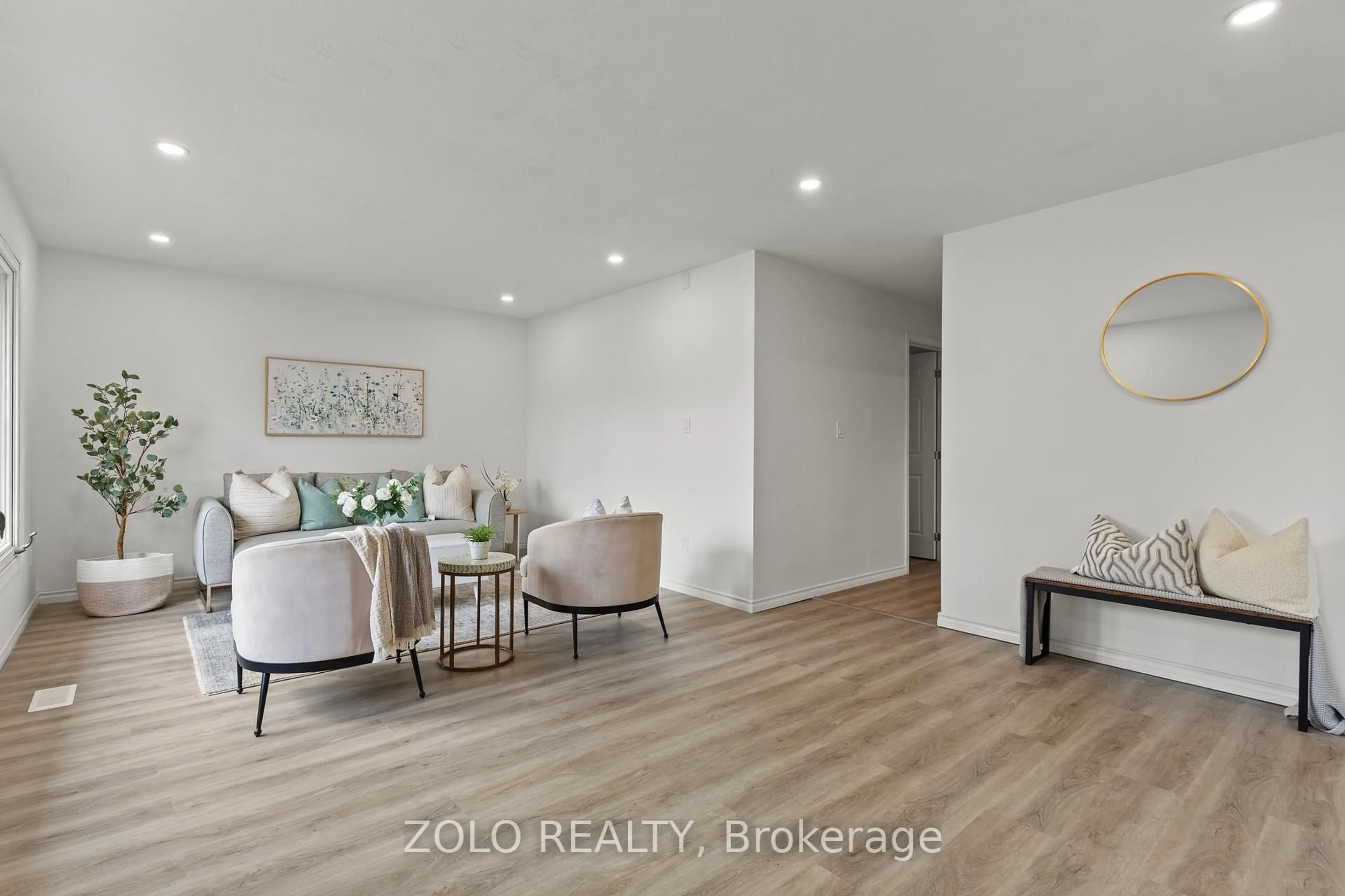 Living room with furniture, wood/laminate floor for 215 Mackenzie Cres, Haldimand Ontario N3W 1A7