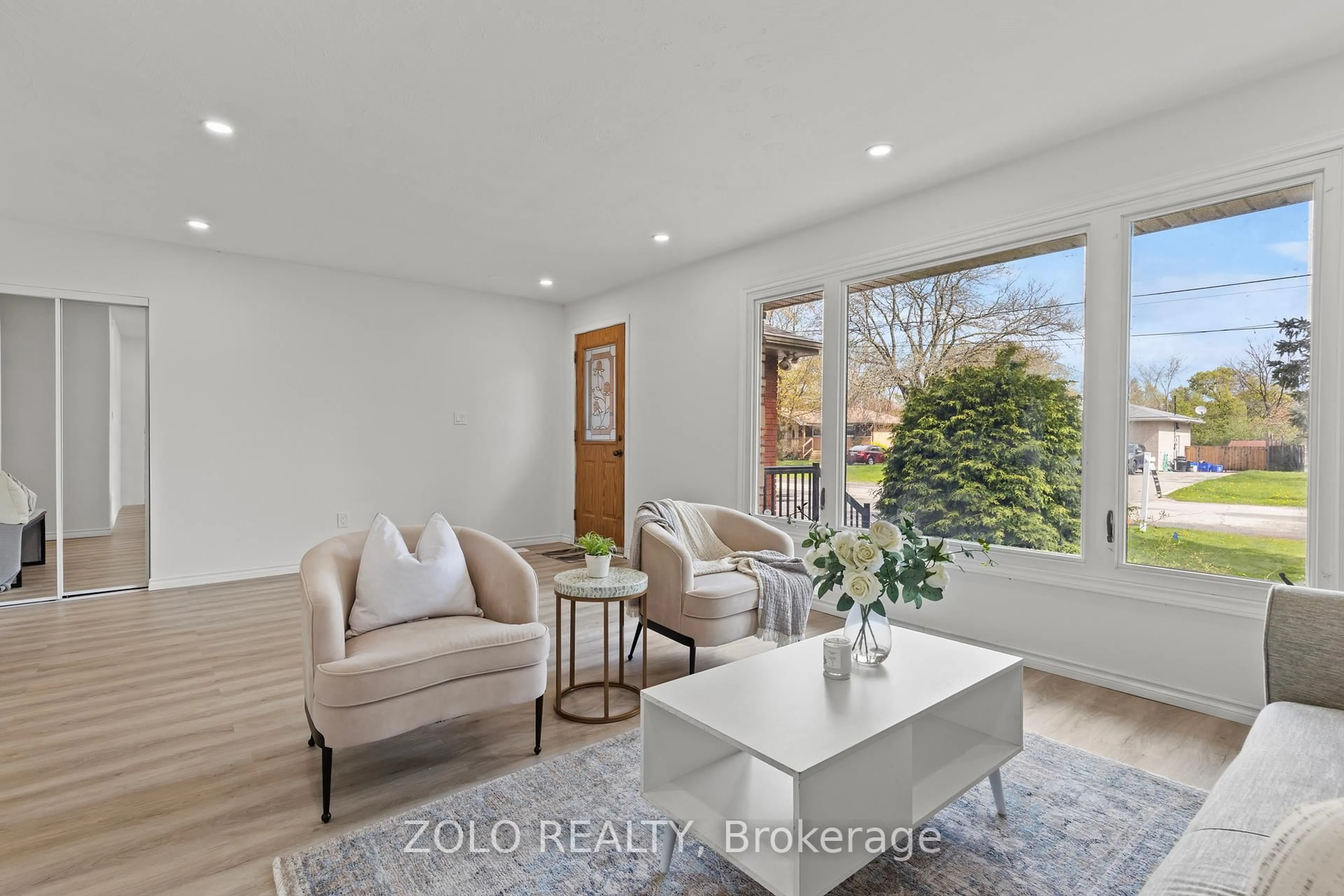 Living room with furniture, unknown for 215 Mackenzie Cres, Haldimand Ontario N3W 1A7