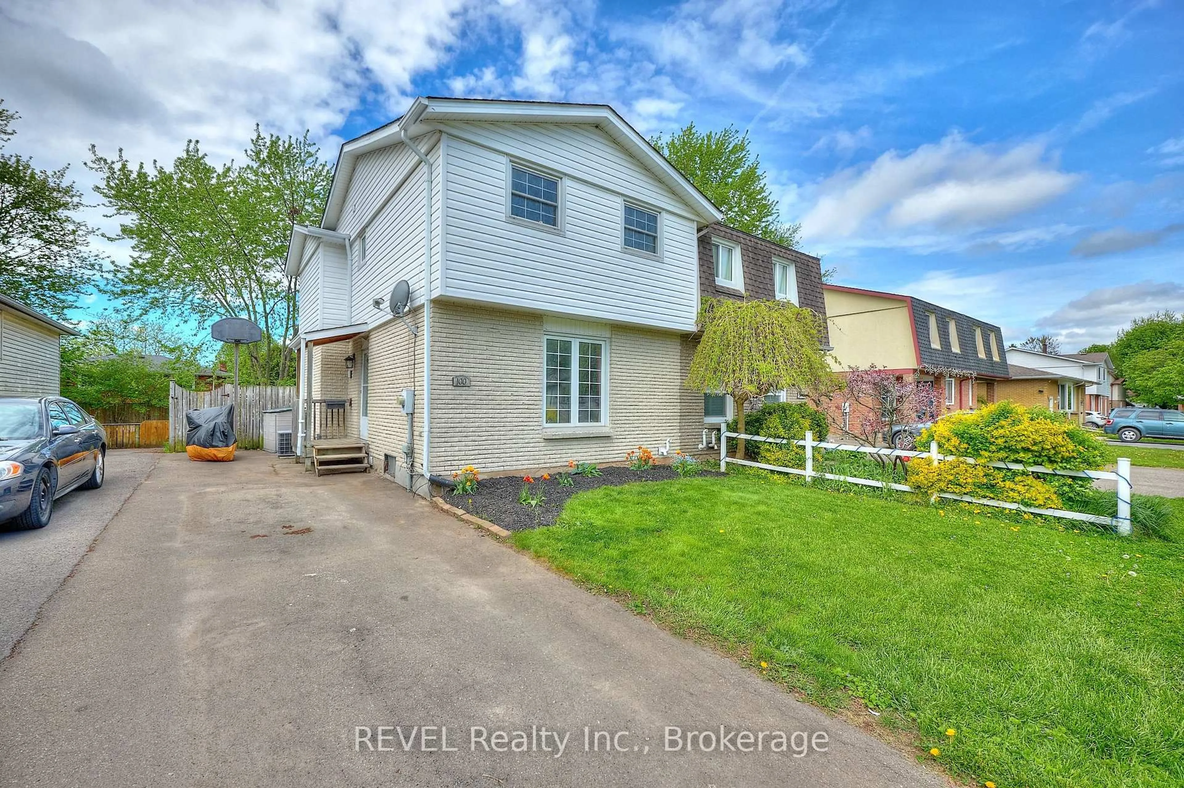 Unknown for 100 Chapel Hill Cres, Welland Ontario L3C 6G9