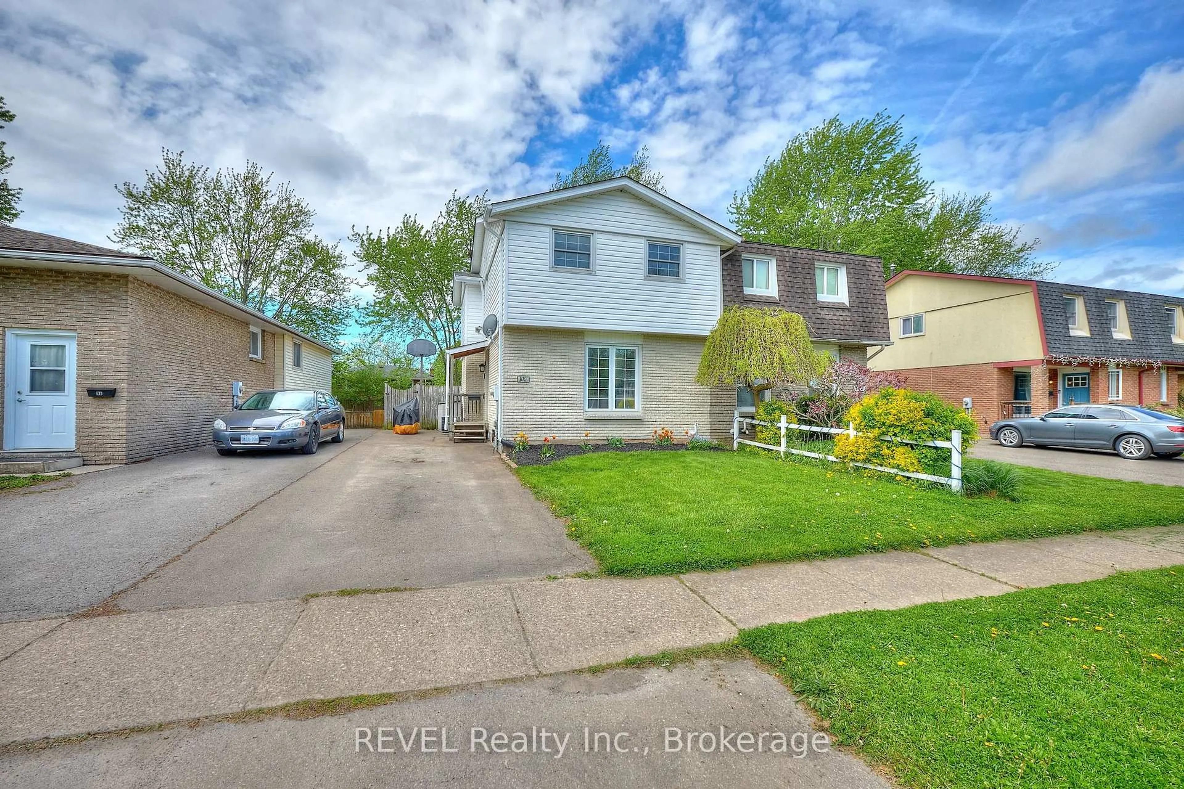 A pic from outside/outdoor area/front of a property/back of a property/a pic from drone, street for 100 Chapel Hill Cres, Welland Ontario L3C 6G9