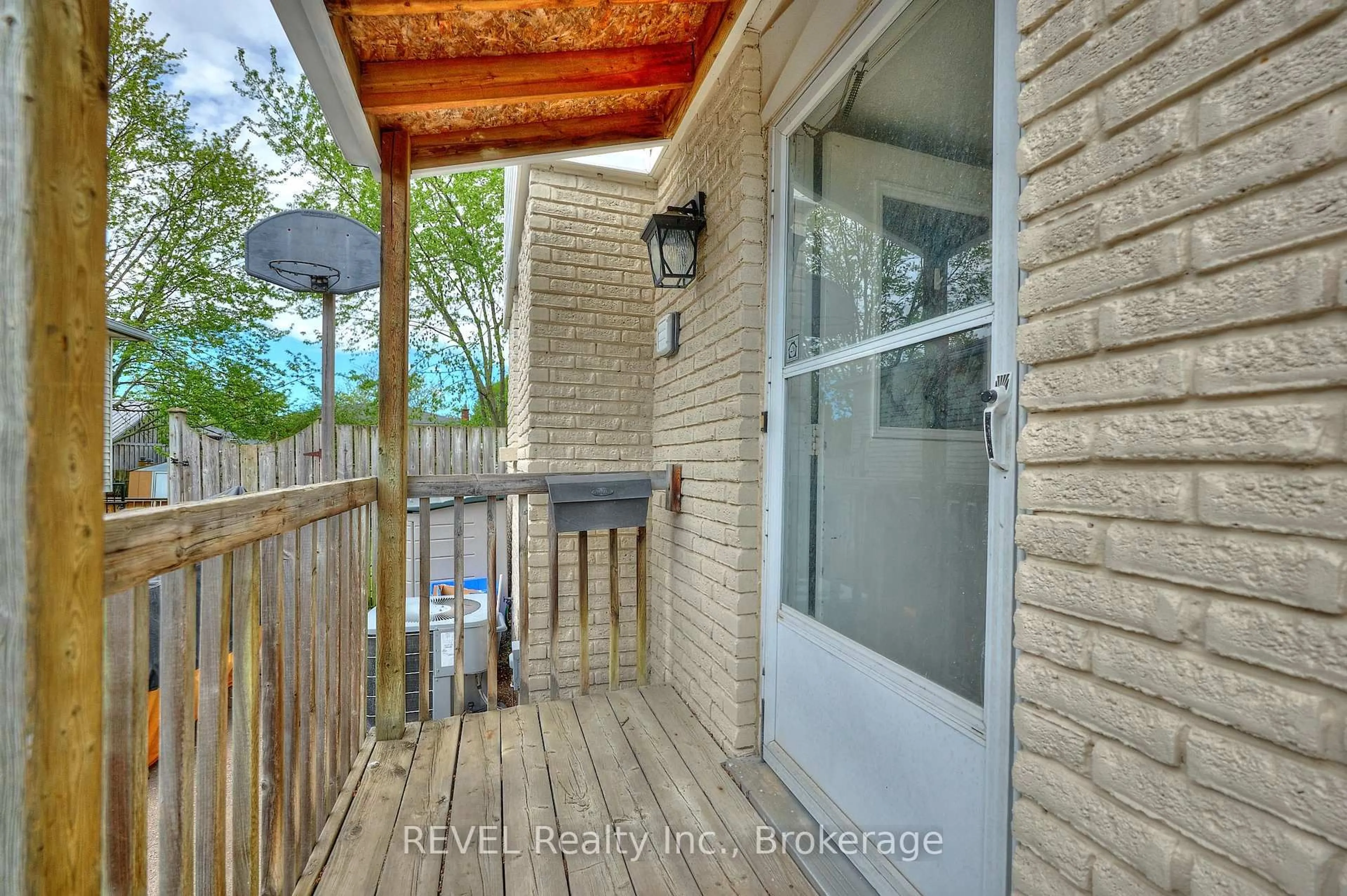 Patio, unknown for 100 Chapel Hill Cres, Welland Ontario L3C 6G9