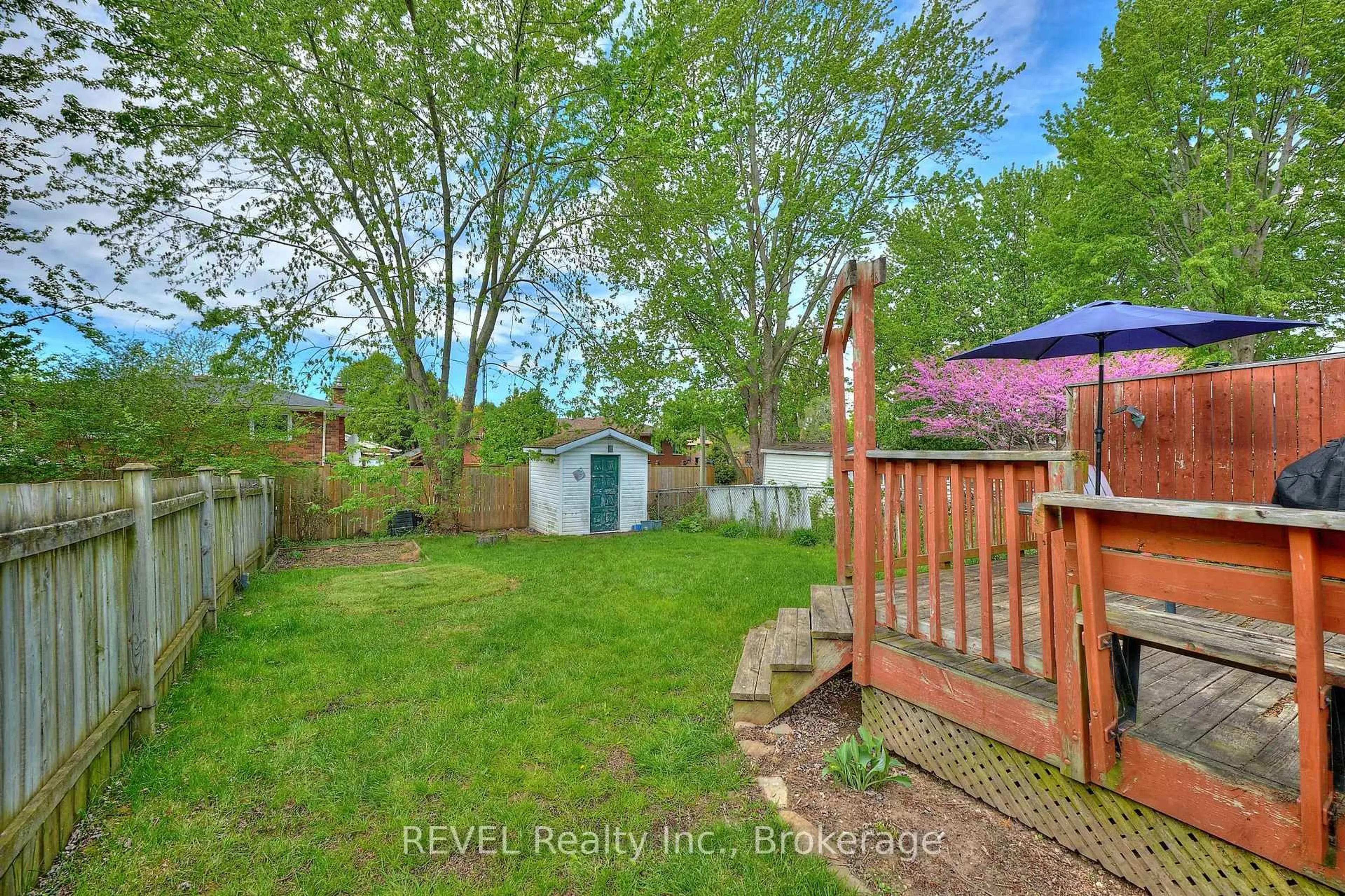 Patio, water/lake/river/ocean view for 100 Chapel Hill Cres, Welland Ontario L3C 6G9