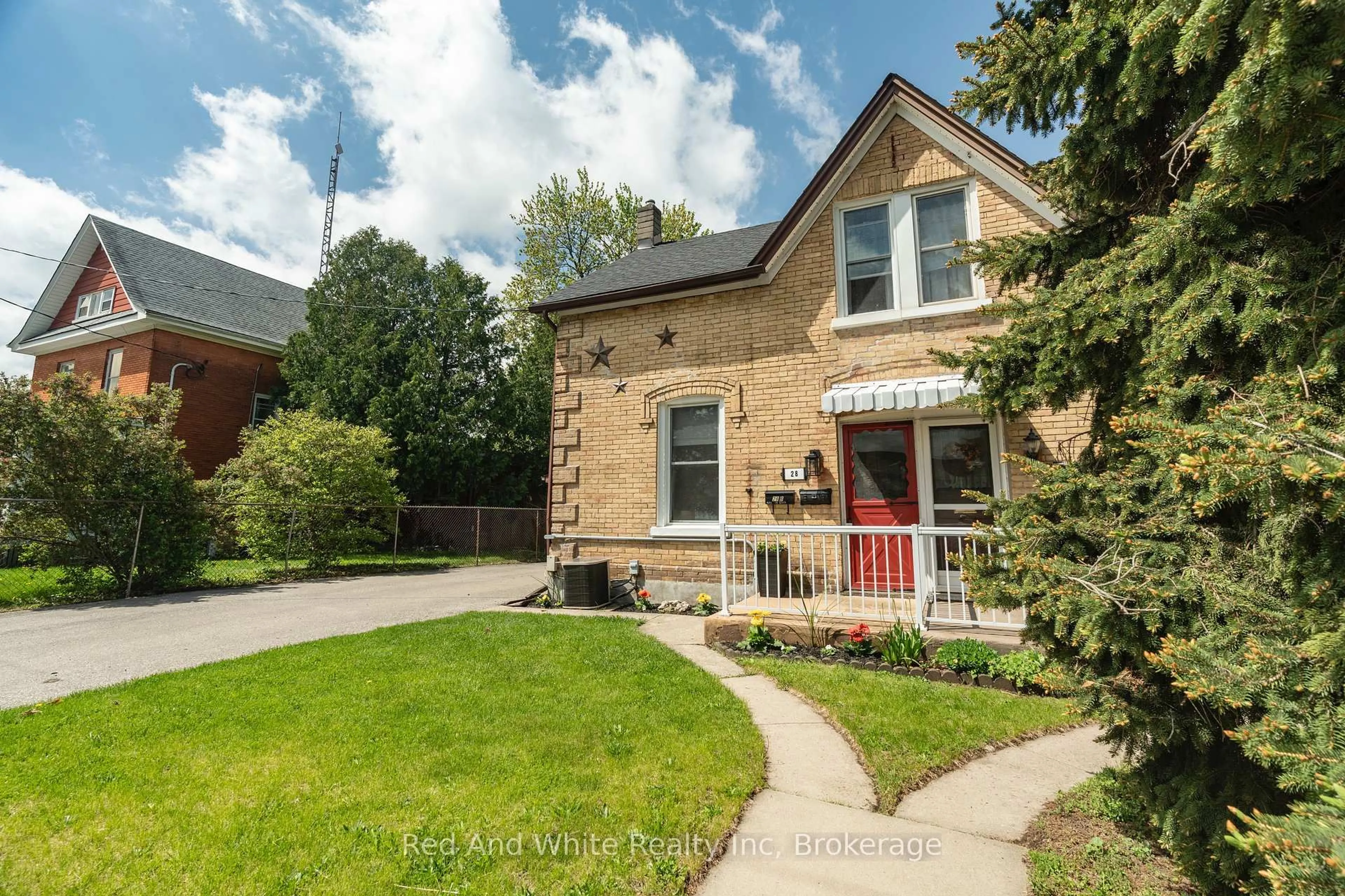 Home with brick exterior material, street for 28 Hopeton St, Cambridge Ontario N1R 3T3