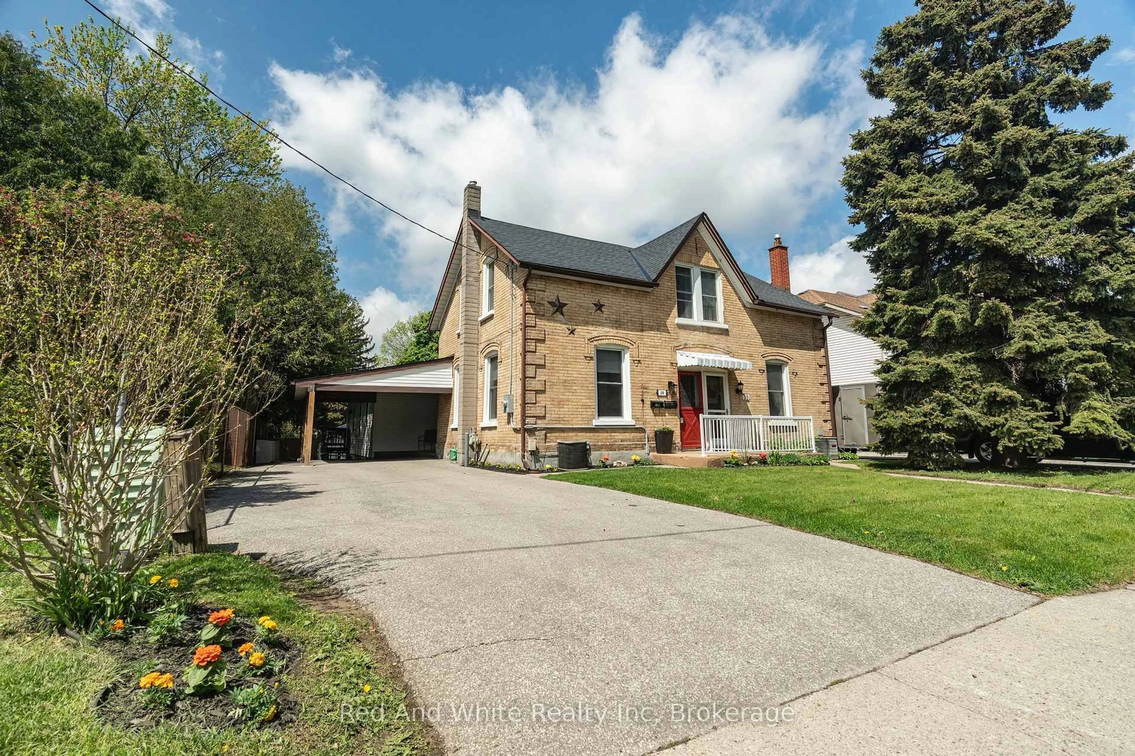 A pic from outside/outdoor area/front of a property/back of a property/a pic from drone, street for 28 Hopeton St, Cambridge Ontario N1R 3T3