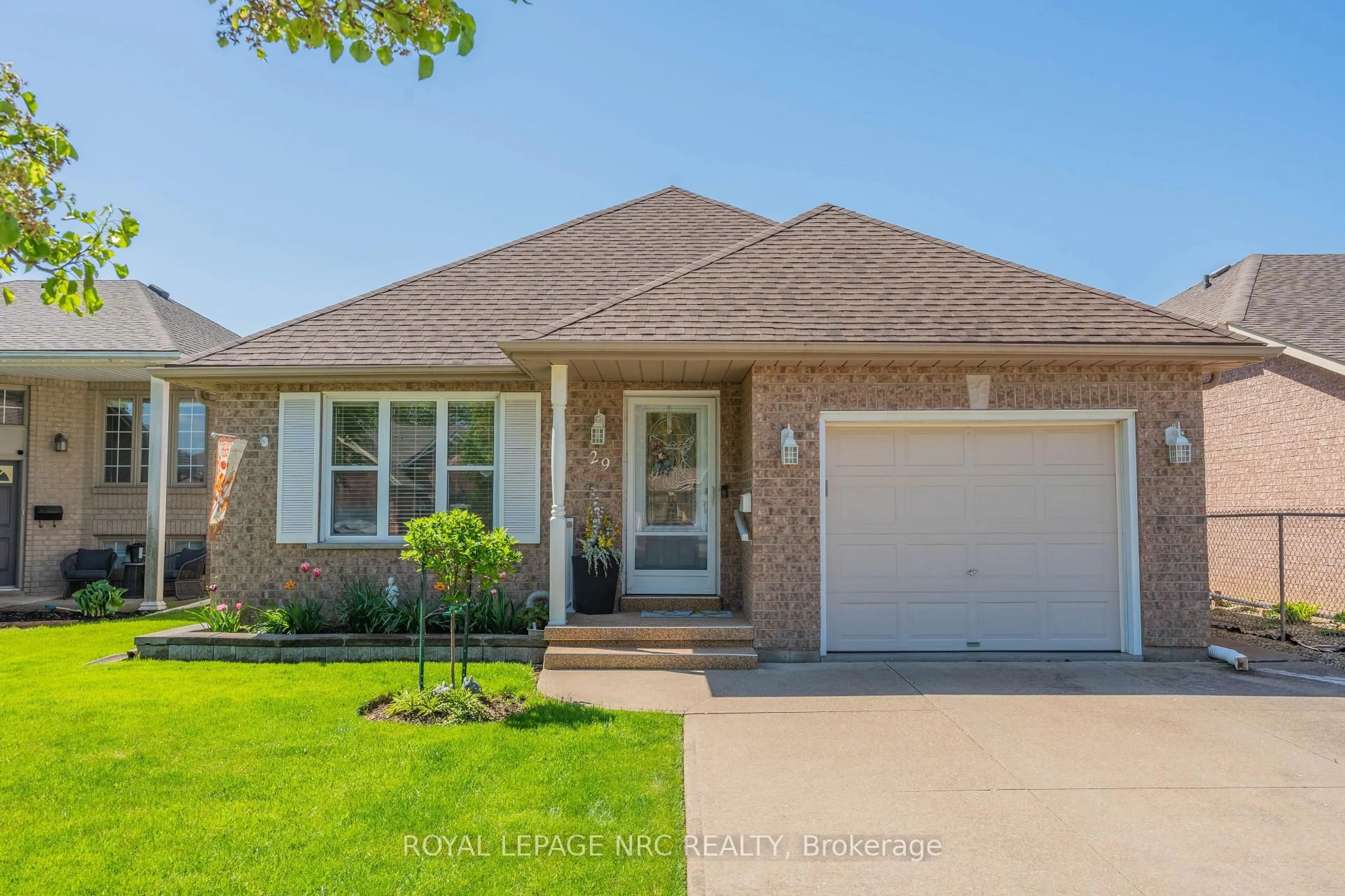Home with brick exterior material, street for 29 Jefferson Crt, Welland Ontario L3C 7G5