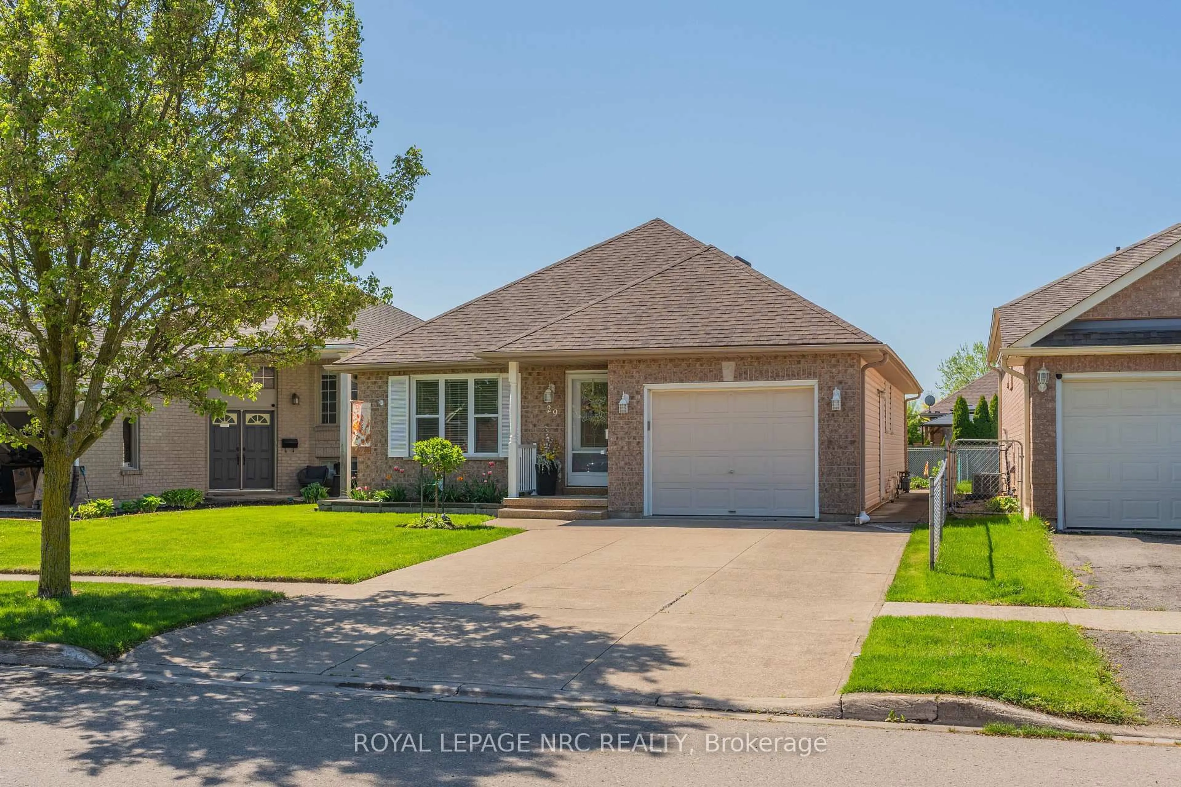 Home with brick exterior material, street for 29 Jefferson Crt, Welland Ontario L3C 7G5