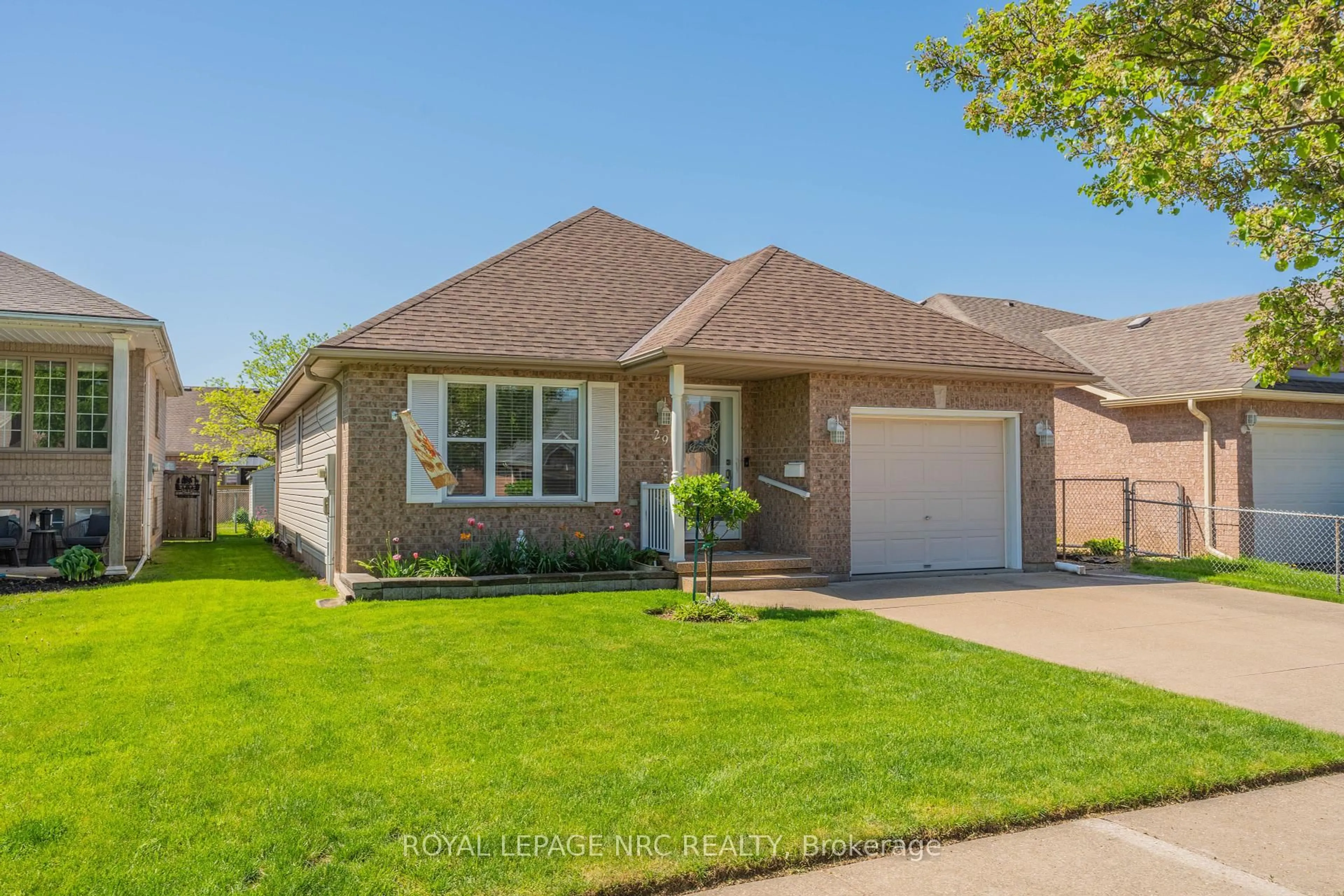 Home with brick exterior material, street for 29 Jefferson Crt, Welland Ontario L3C 7G5
