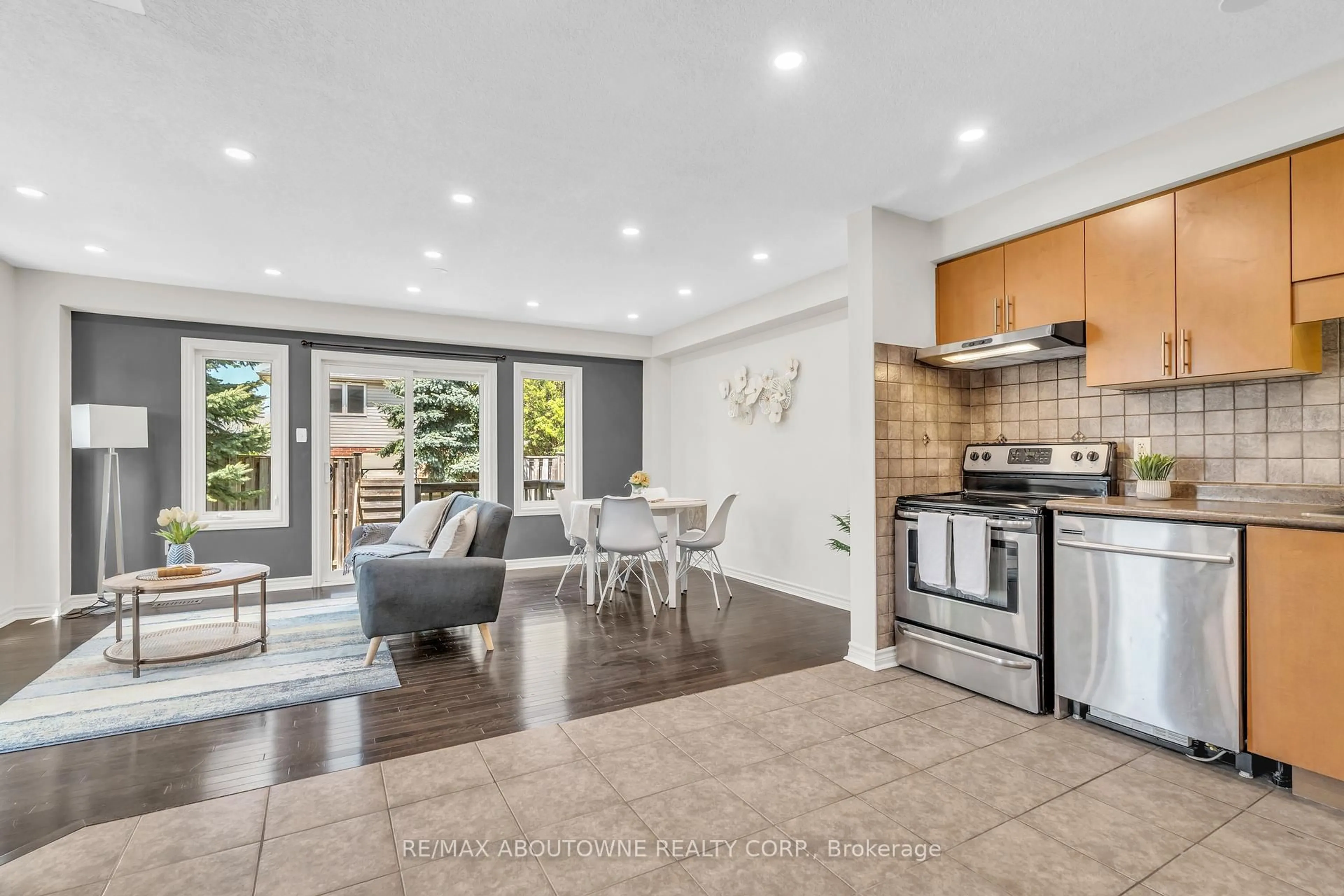 Open concept kitchen, ceramic/tile floor for 2 Lambeth Way, Guelph Ontario N1L 0H1