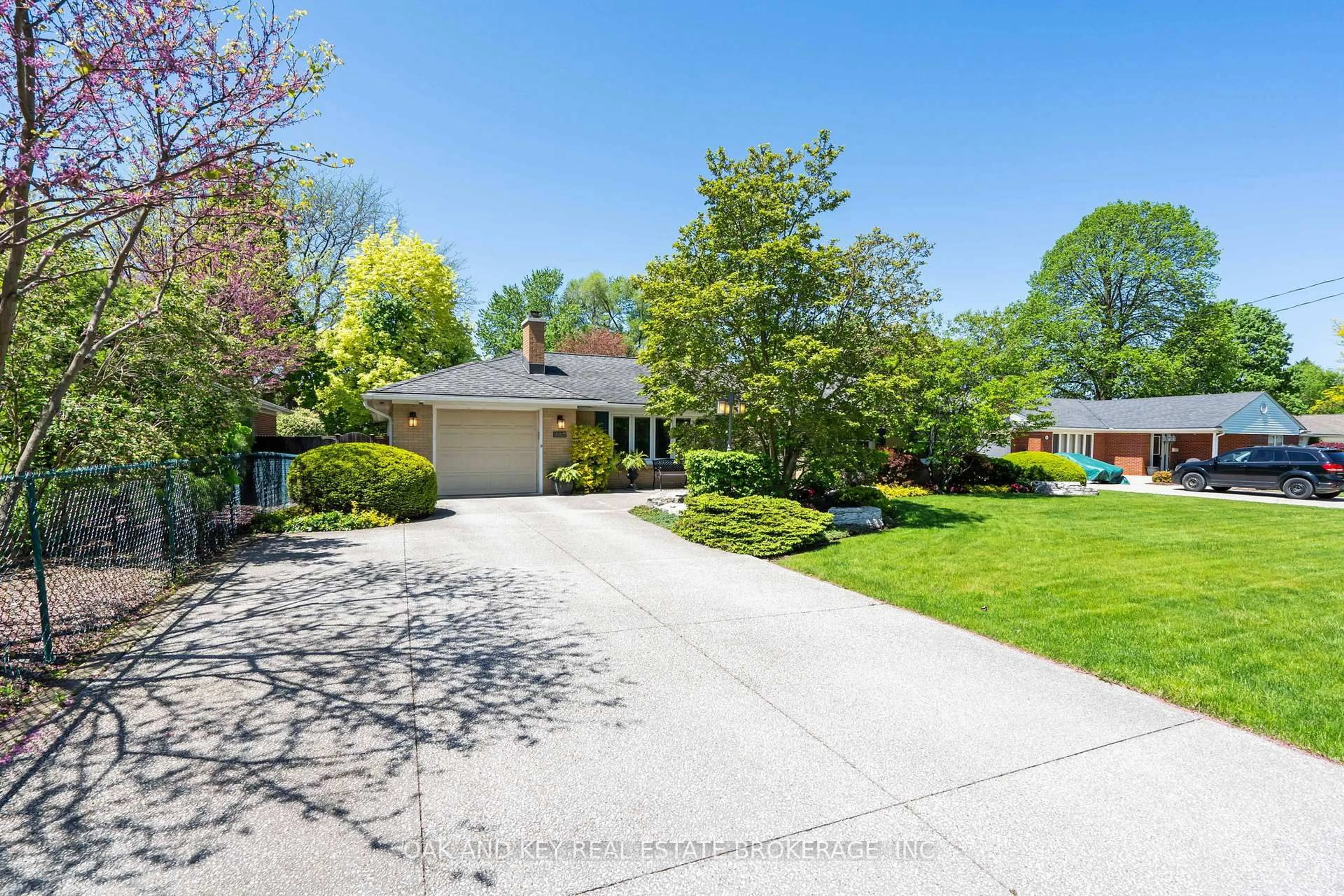 A pic from outside/outdoor area/front of a property/back of a property/a pic from drone, street for 487 Melcrest Rd, London South Ontario N6J 3T2
