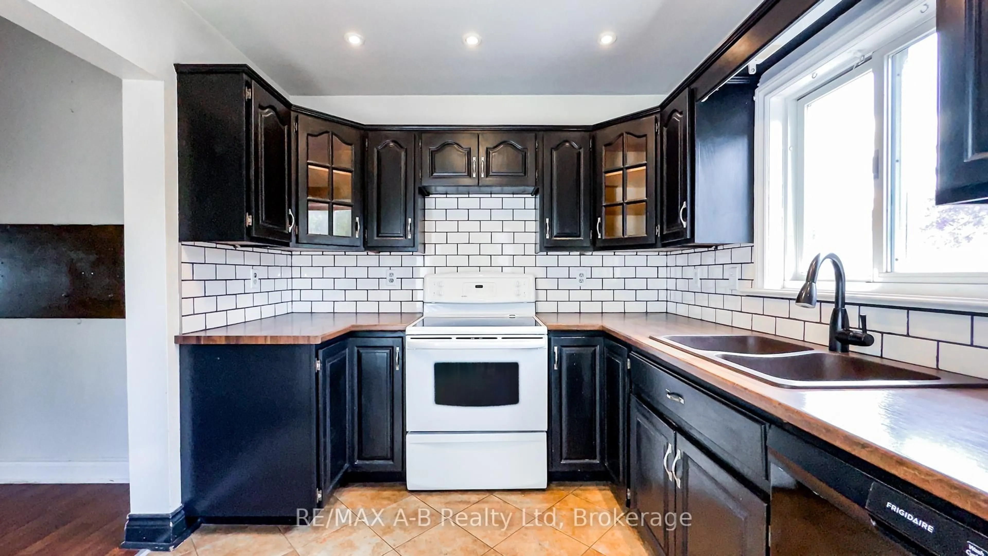 Standard kitchen, ceramic/tile floor for 193 Water St, St. Marys Ontario N4X 1A6