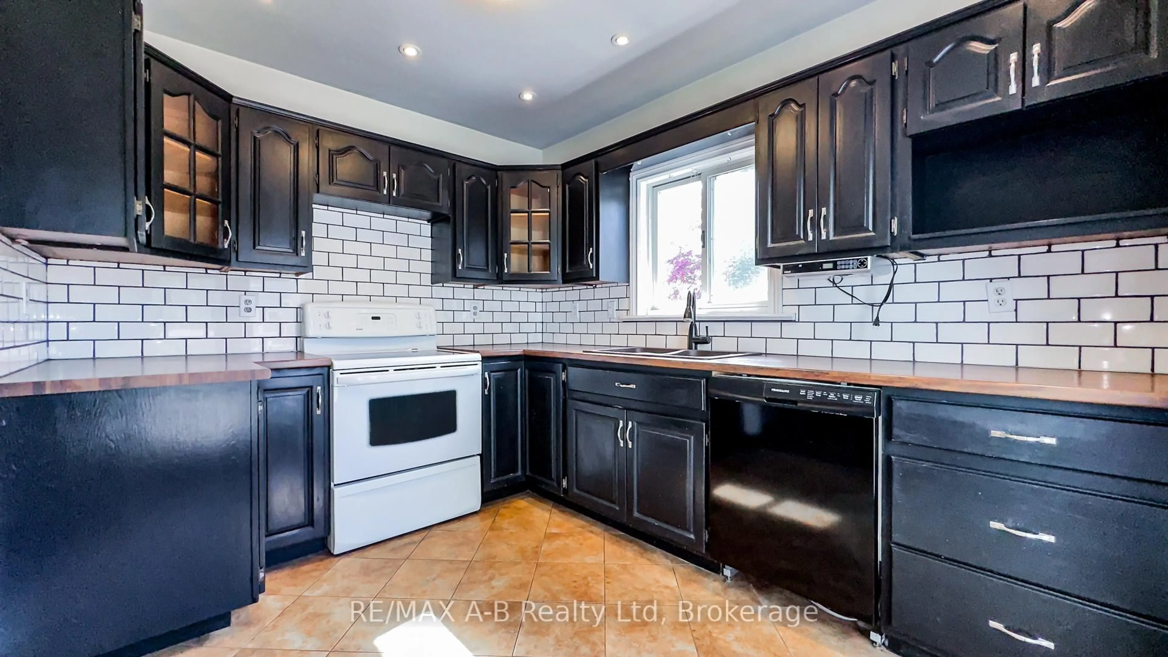 Open concept kitchen, ceramic/tile floor for 193 Water St, St. Marys Ontario N4X 1A6