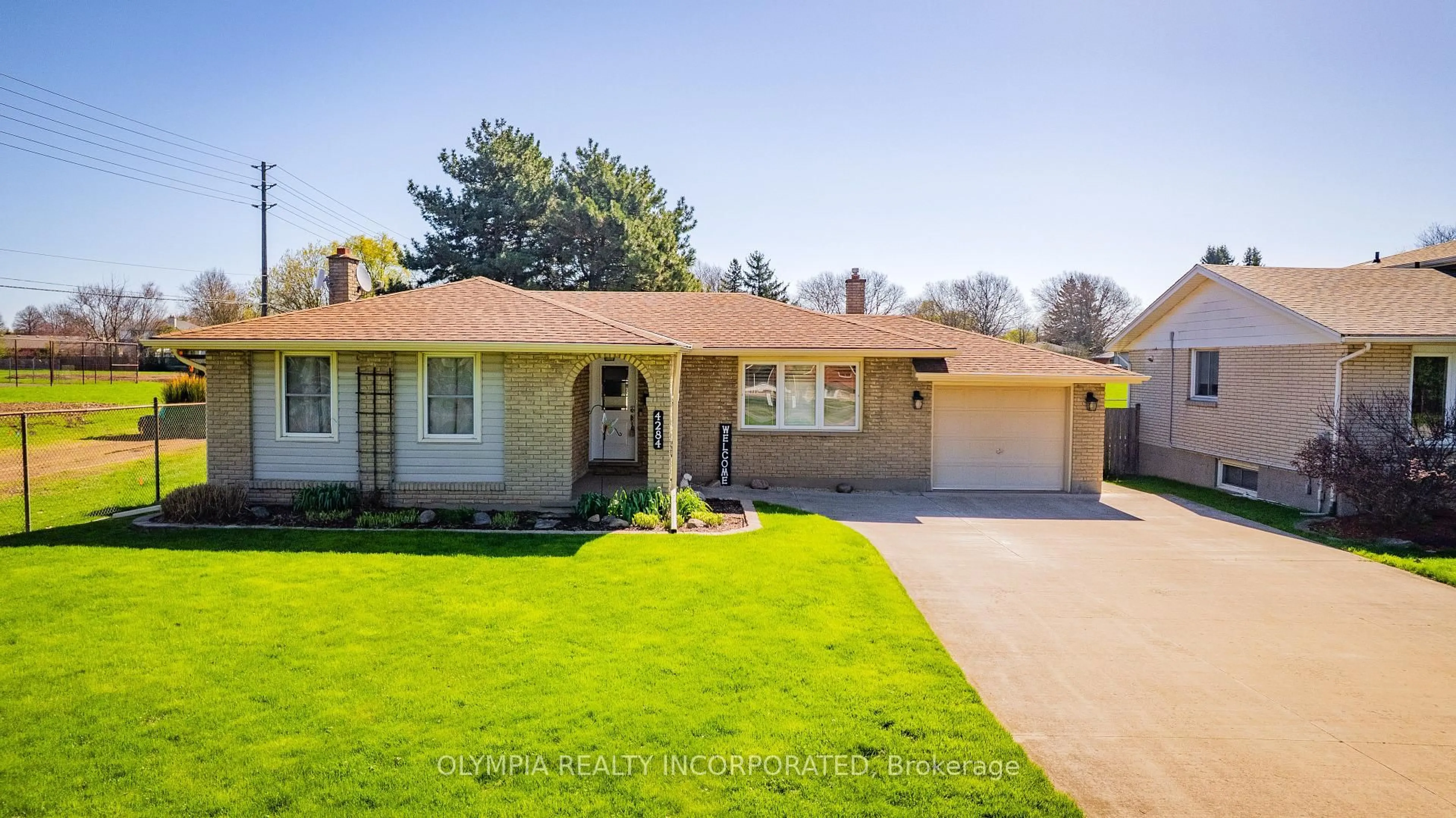 Home with brick exterior material, street for 4284 Briarwood Ave, Niagara Falls Ontario L2E 5W1