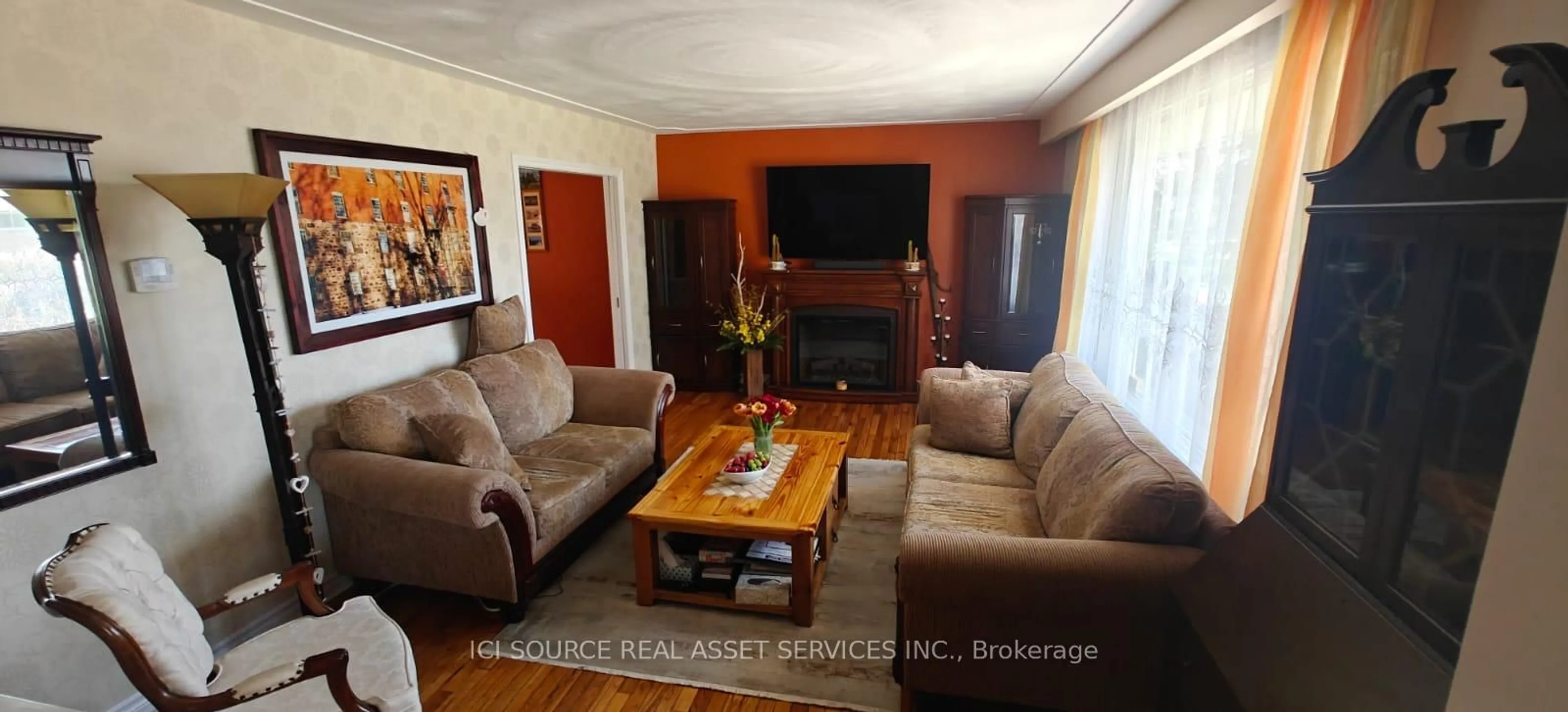 Living room with furniture, wood/laminate floor for 18 Marshall Ave, North Dumfries Ontario N0B 1E0