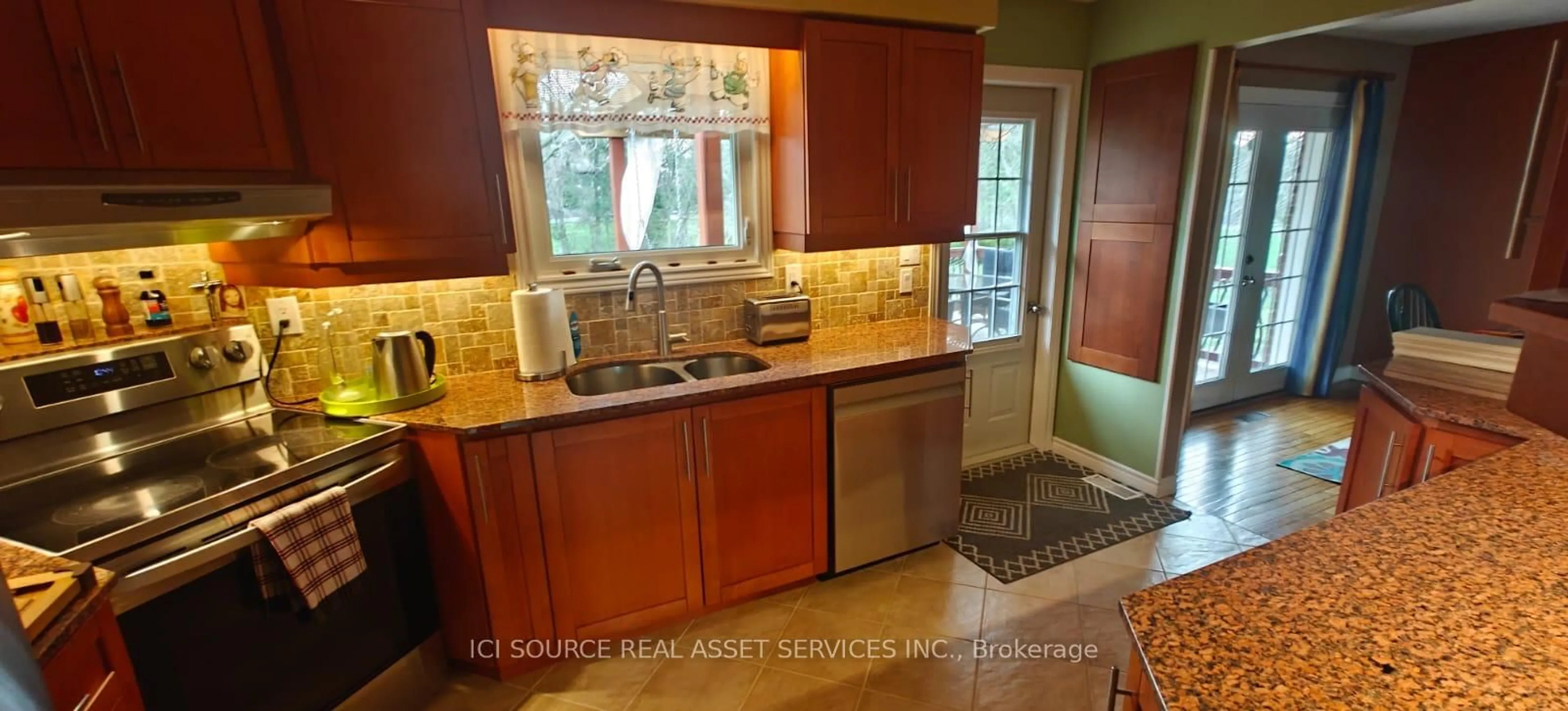 Standard kitchen, ceramic/tile floor for 18 Marshall Ave, North Dumfries Ontario N0B 1E0