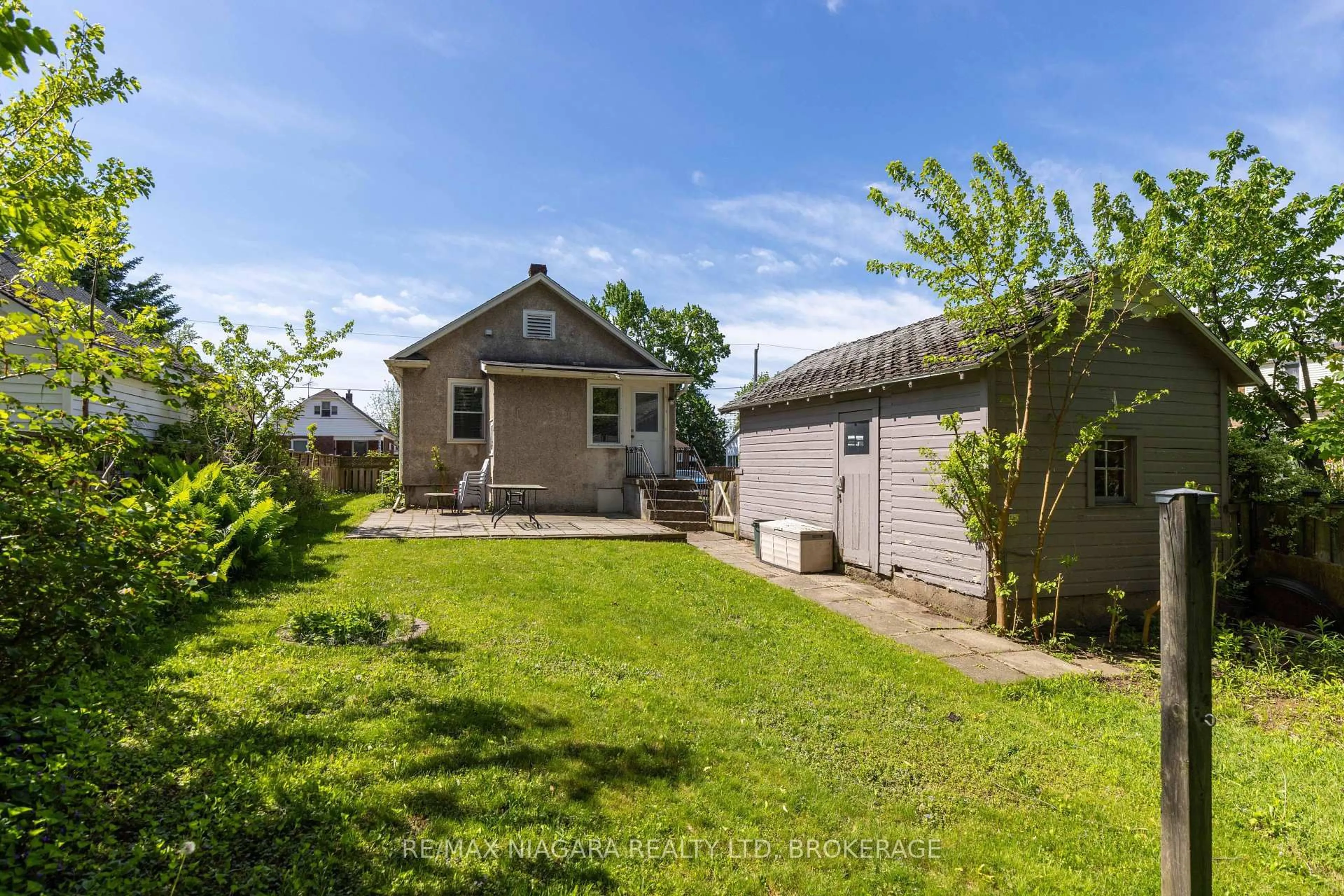 A pic from outside/outdoor area/front of a property/back of a property/a pic from drone, street for 6405 Culp St, Niagara Falls Ontario L2G 2C2