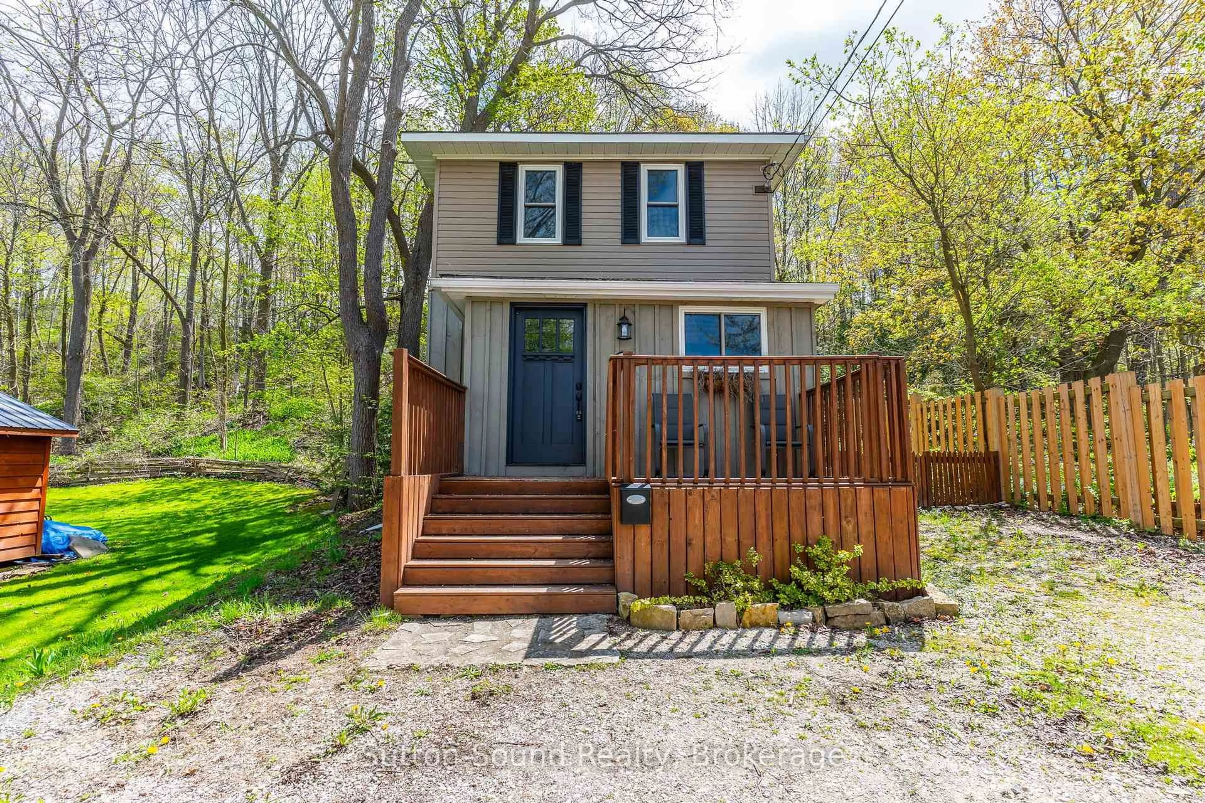 Home with vinyl exterior material, street for 1229 4th Ave, Owen Sound Ontario N4K 2P5