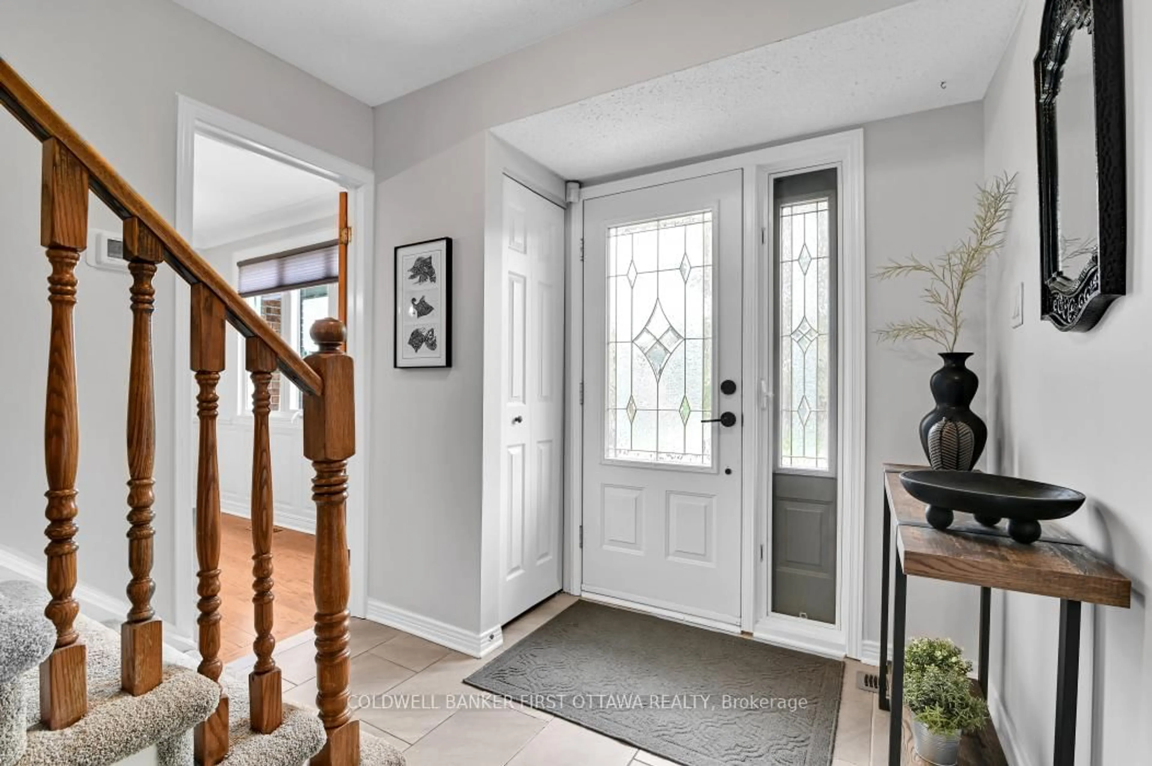 Indoor entryway for 17 Nanook Cres, Kanata Ontario K2L 2A6