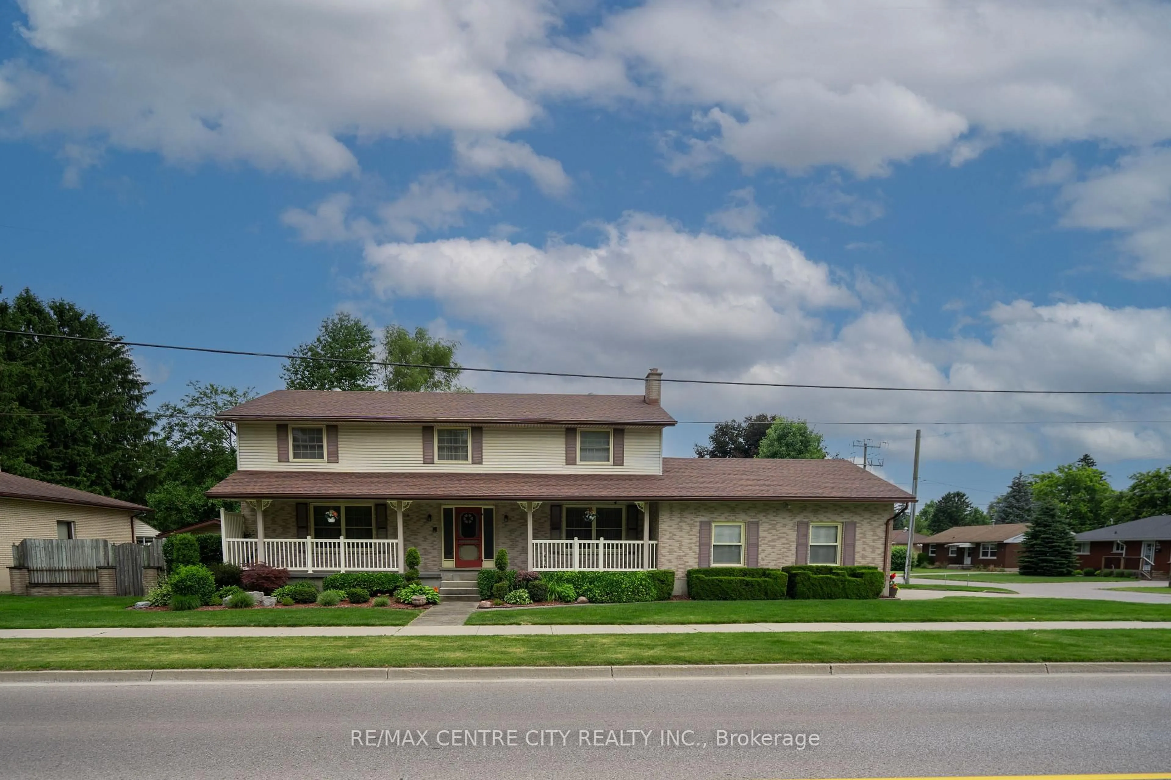 Home with vinyl exterior material, street for 410 Beattie St, Strathroy-Caradoc Ontario N7G 2X6