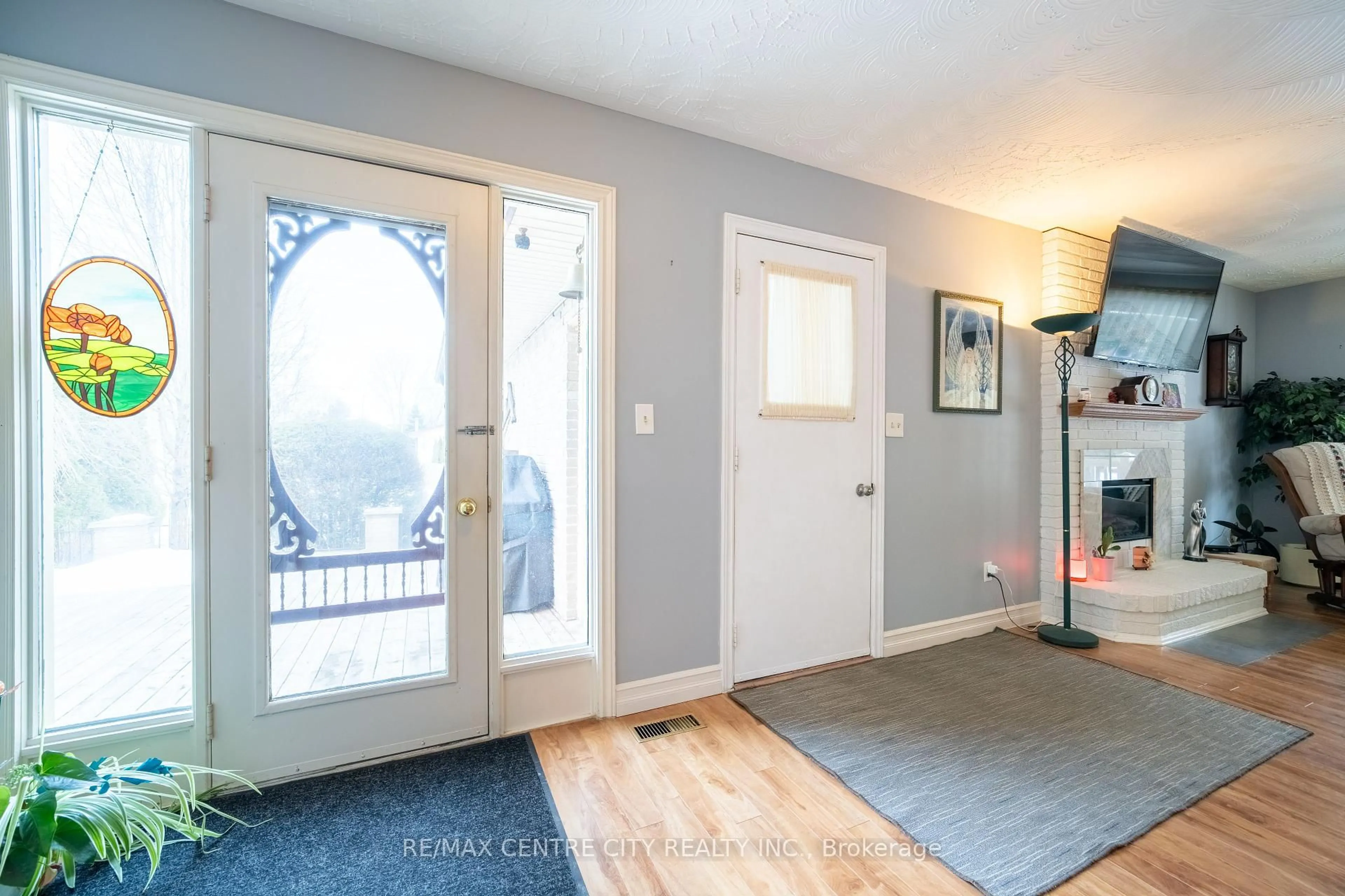Indoor entryway for 410 Beattie St, Strathroy-Caradoc Ontario N7G 2X6