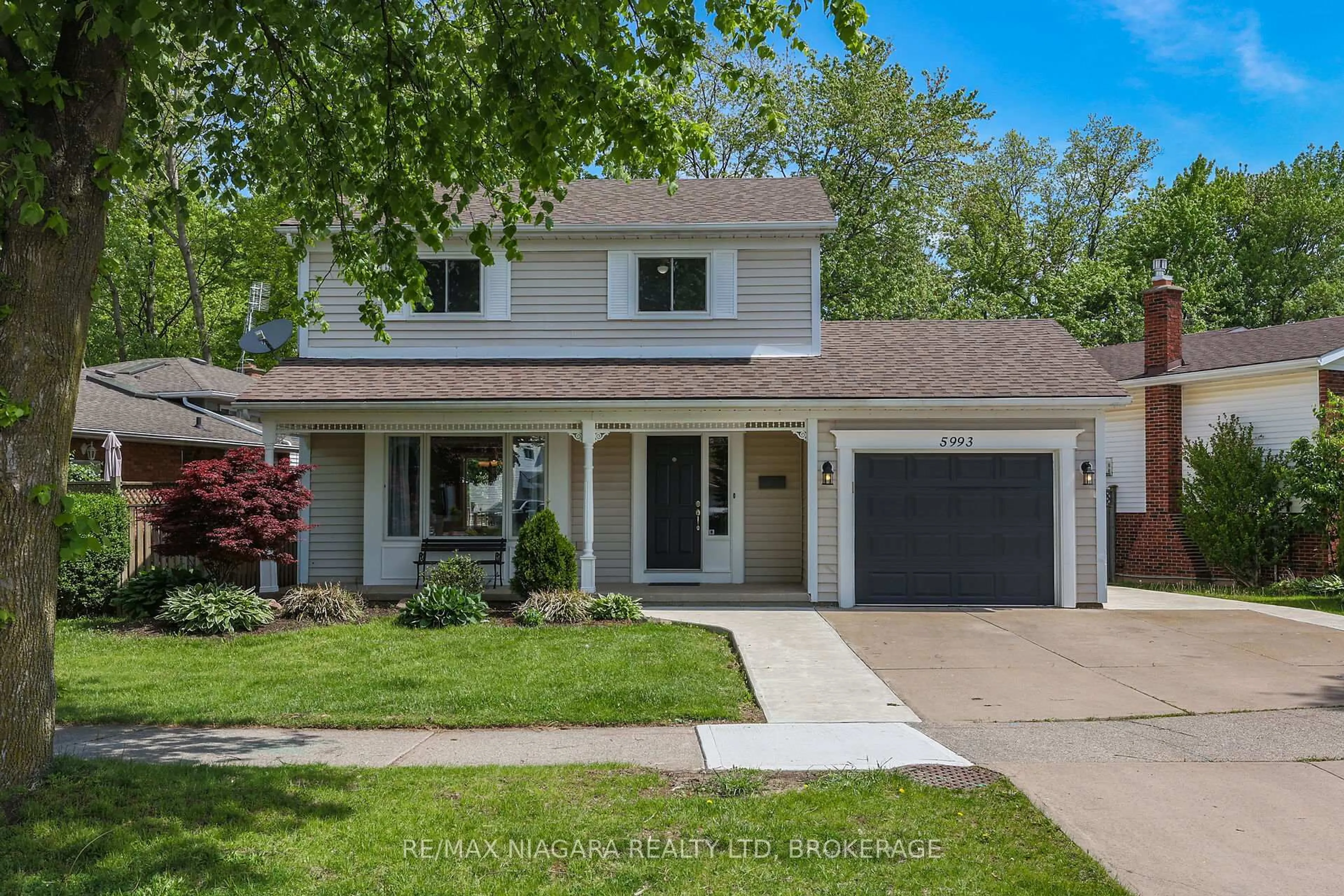 Home with vinyl exterior material, street for 5993 Crimson Dr, Niagara Falls Ontario L2G 7T2
