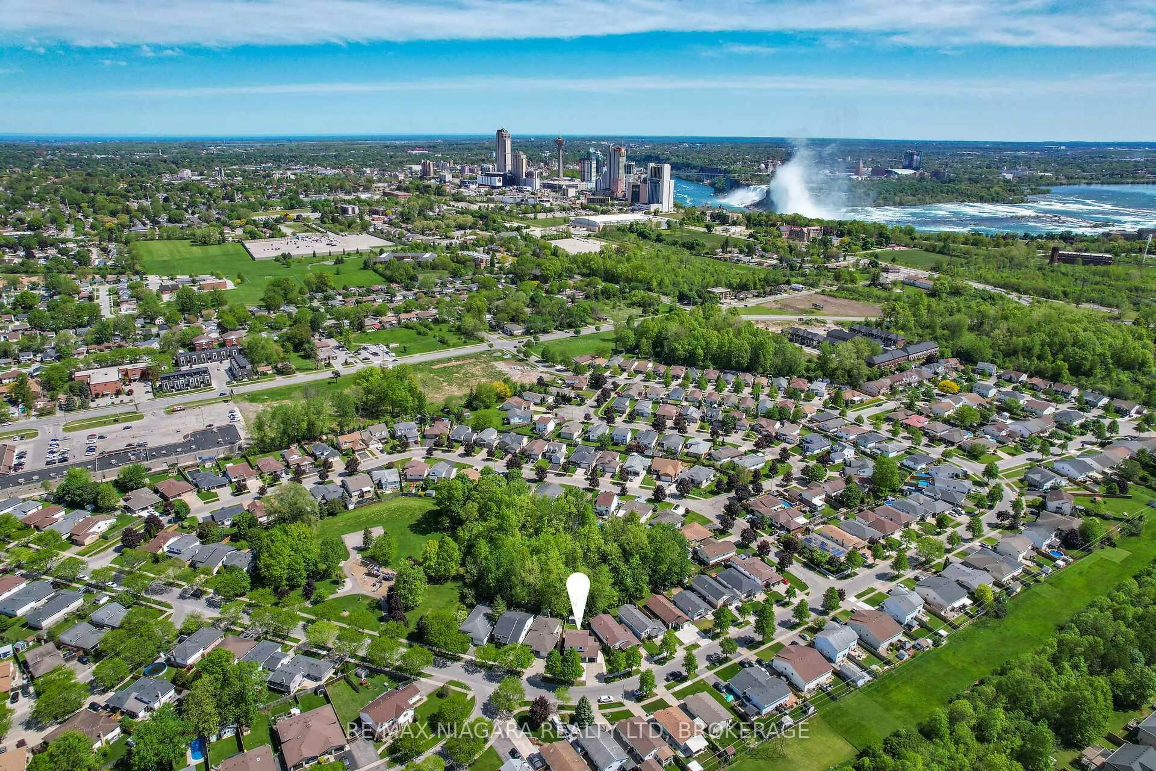 A pic from outside/outdoor area/front of a property/back of a property/a pic from drone, street for 5993 Crimson Dr, Niagara Falls Ontario L2G 7T2