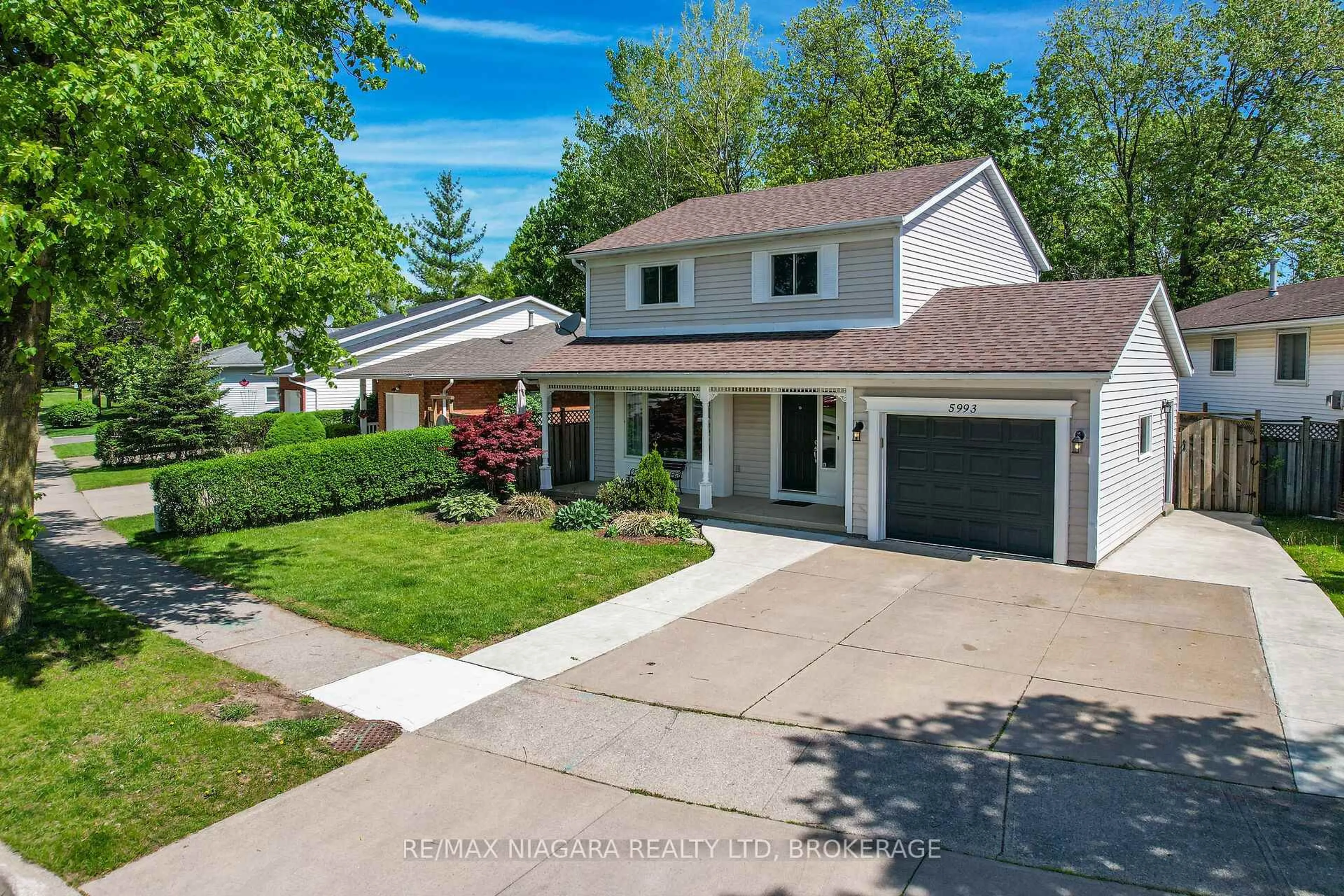 A pic from outside/outdoor area/front of a property/back of a property/a pic from drone, street for 5993 Crimson Dr, Niagara Falls Ontario L2G 7T2