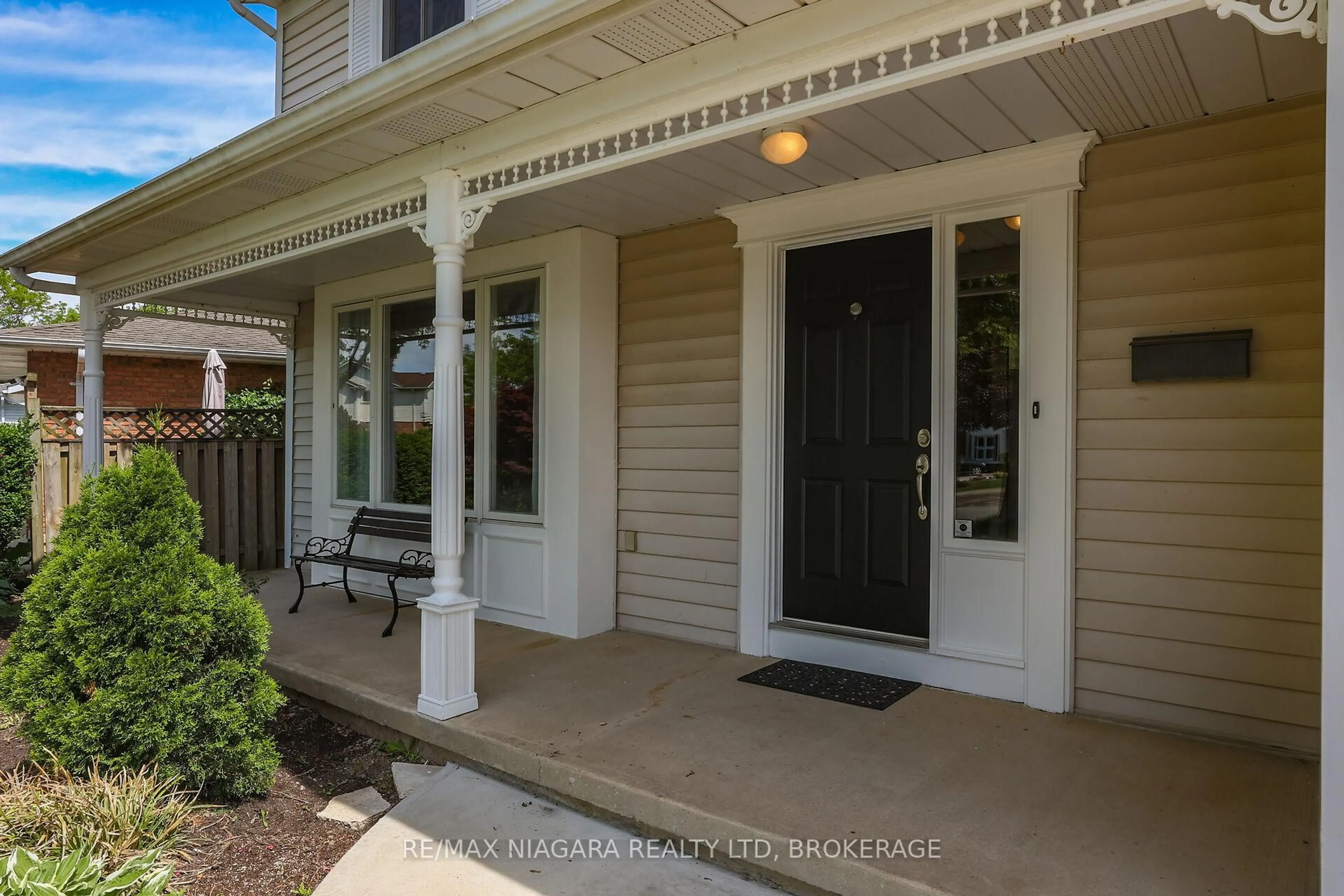Indoor entryway for 5993 Crimson Dr, Niagara Falls Ontario L2G 7T2