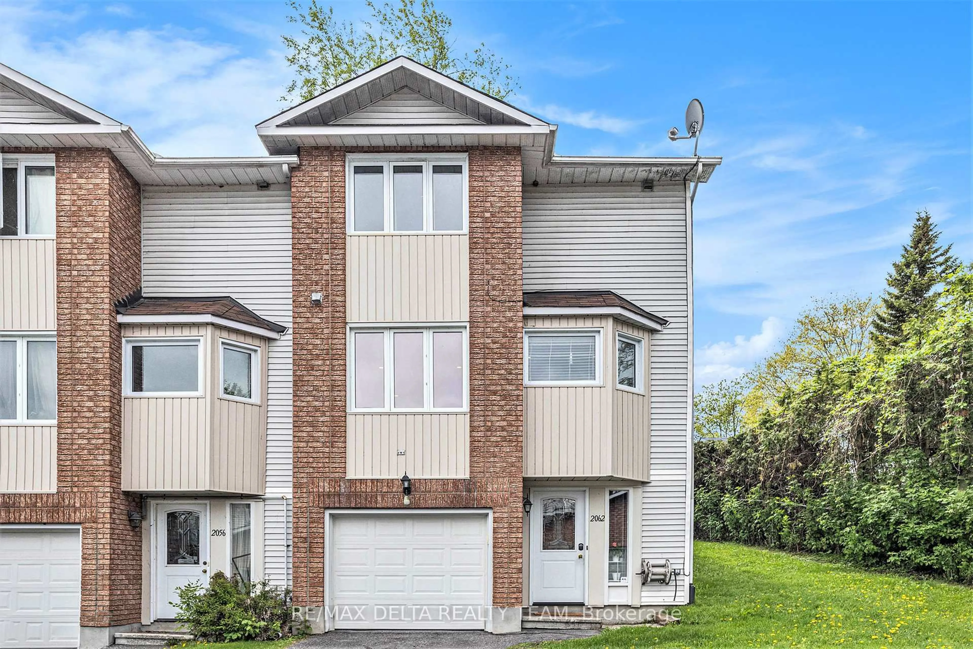 Home with vinyl exterior material, street for 2062 Riviera St, Clarence-Rockland Ontario K4K 1J4