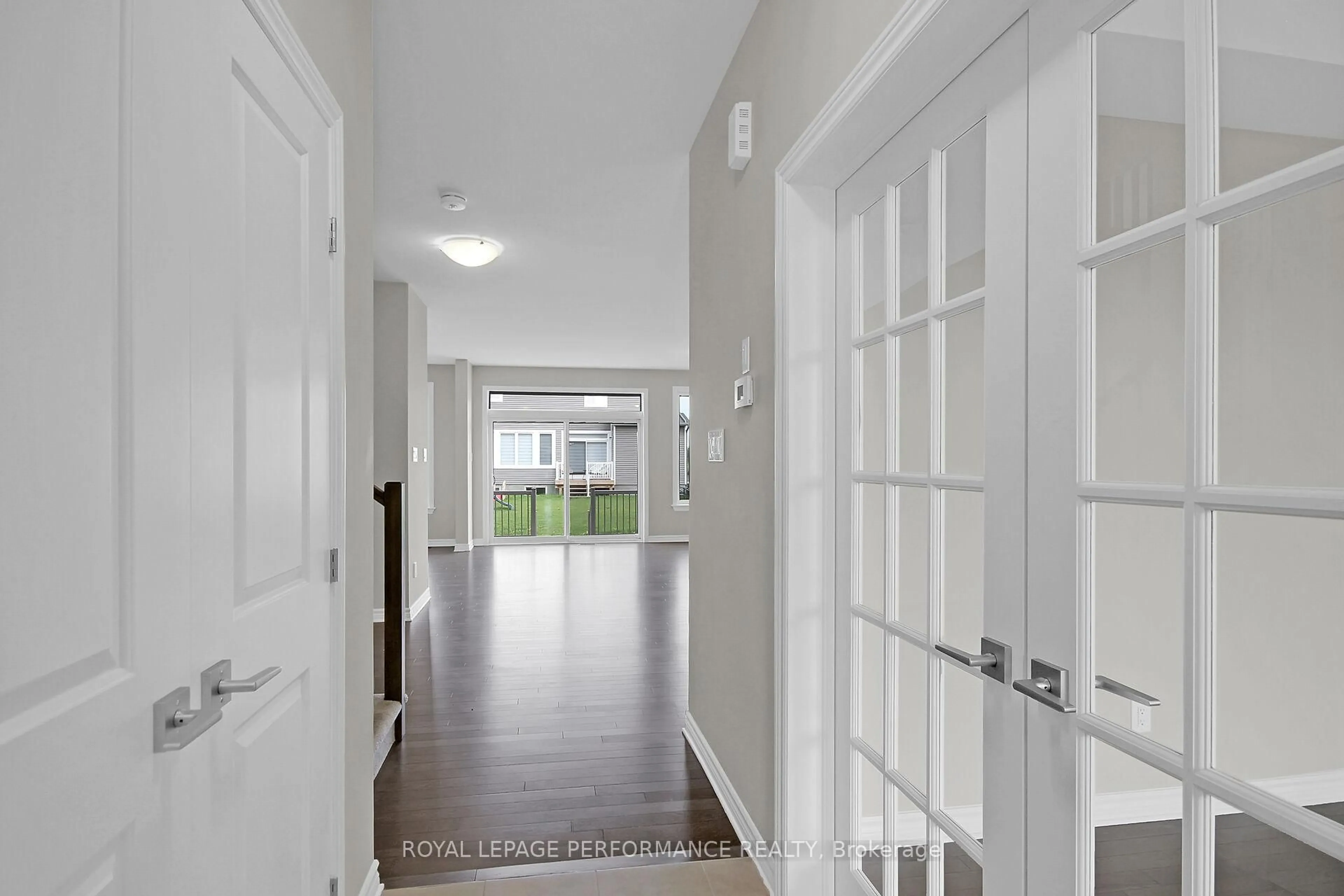 Indoor entryway for 474 Central Park Blvd, Russell Ontario K4R 1E9