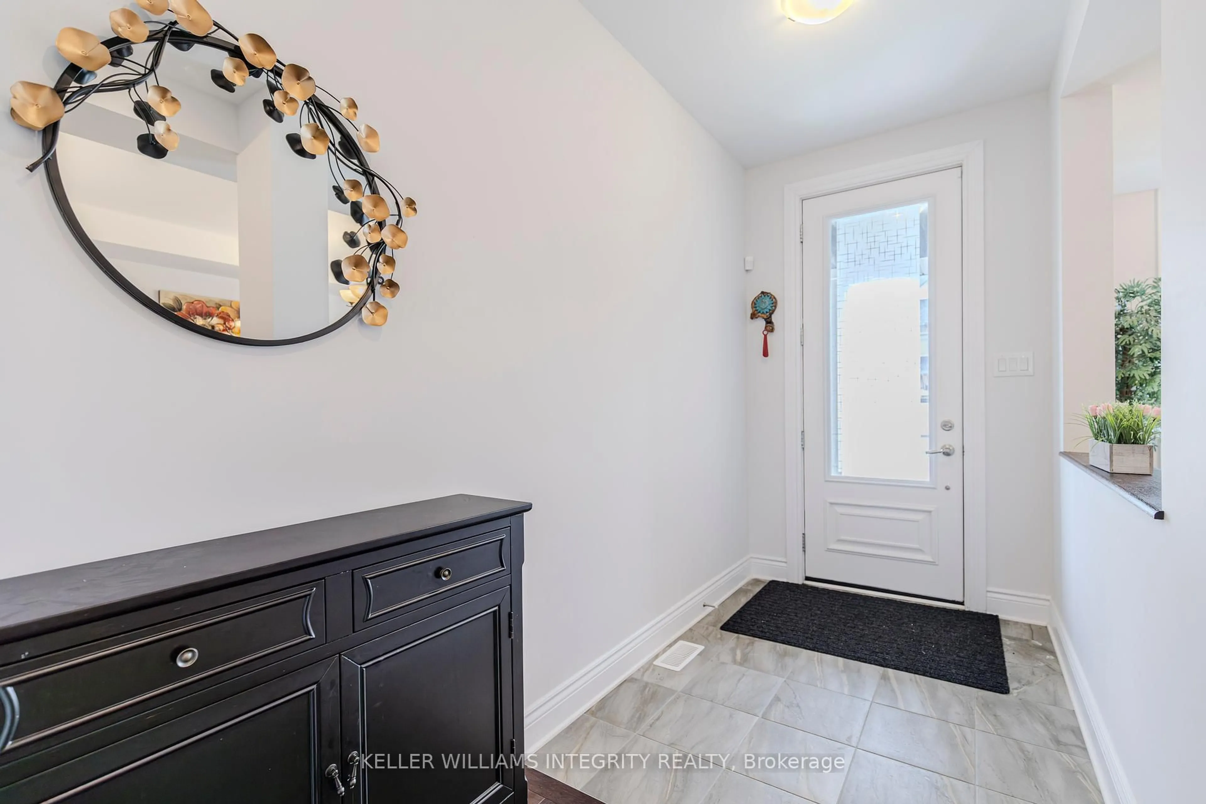 Indoor entryway for 152 Finsbury Ave, Stittsville Ontario K2S 2P5