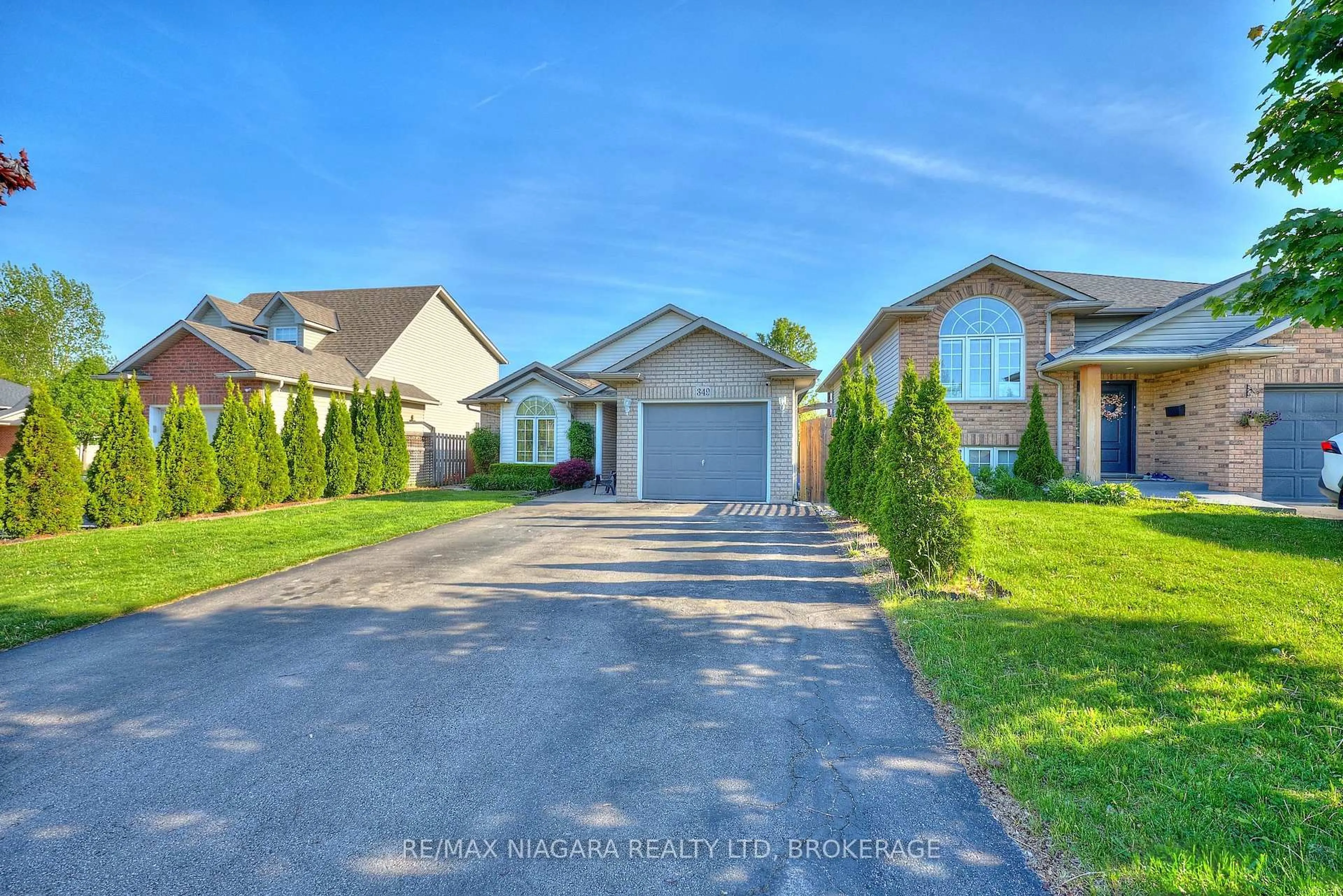 A pic from outside/outdoor area/front of a property/back of a property/a pic from drone, street for 349 Lea Cres, Welland Ontario L3C 7J8