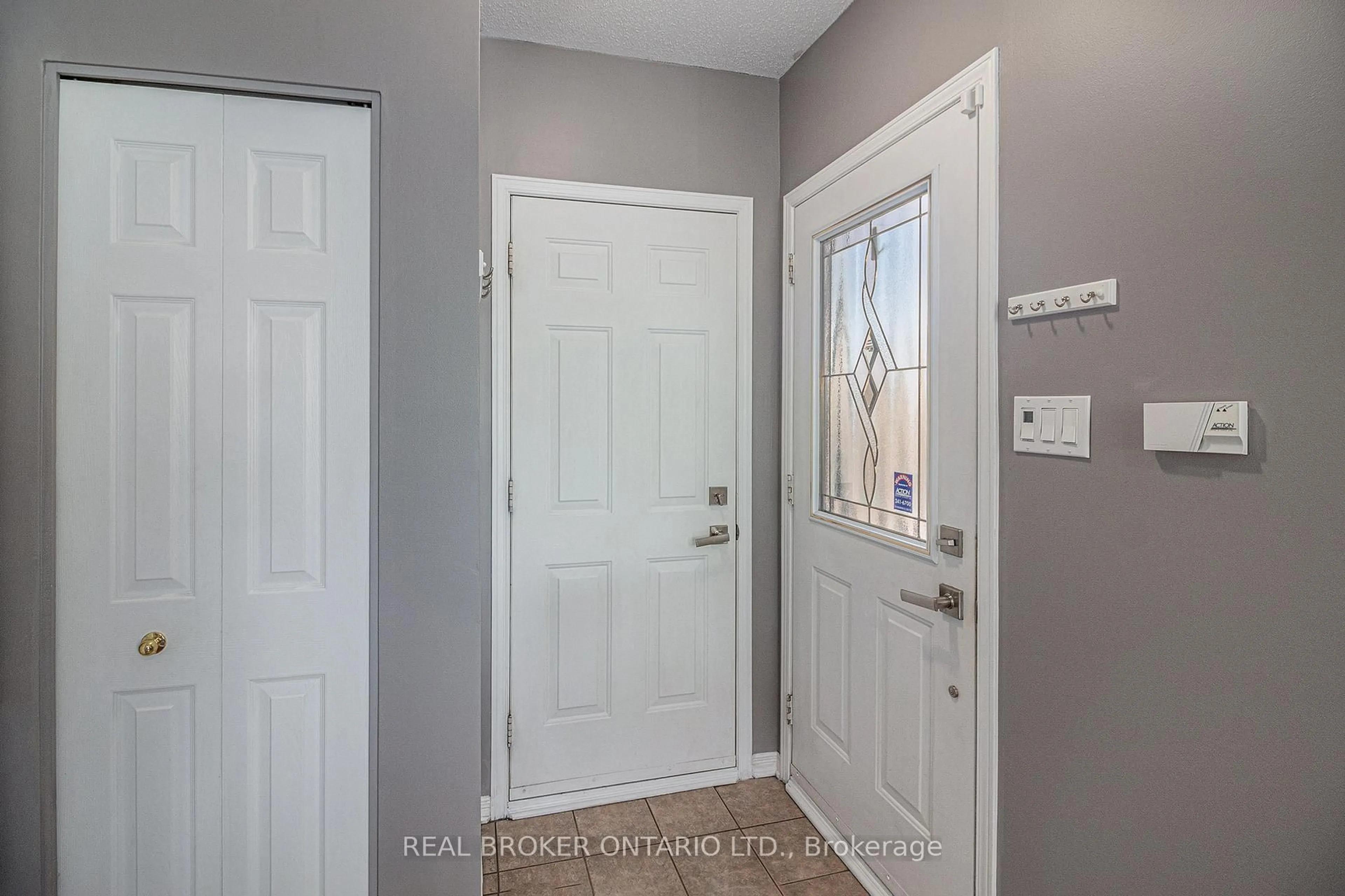Indoor entryway for 1451 Bonneville Cres, Ottawa Ontario K1C 7N2