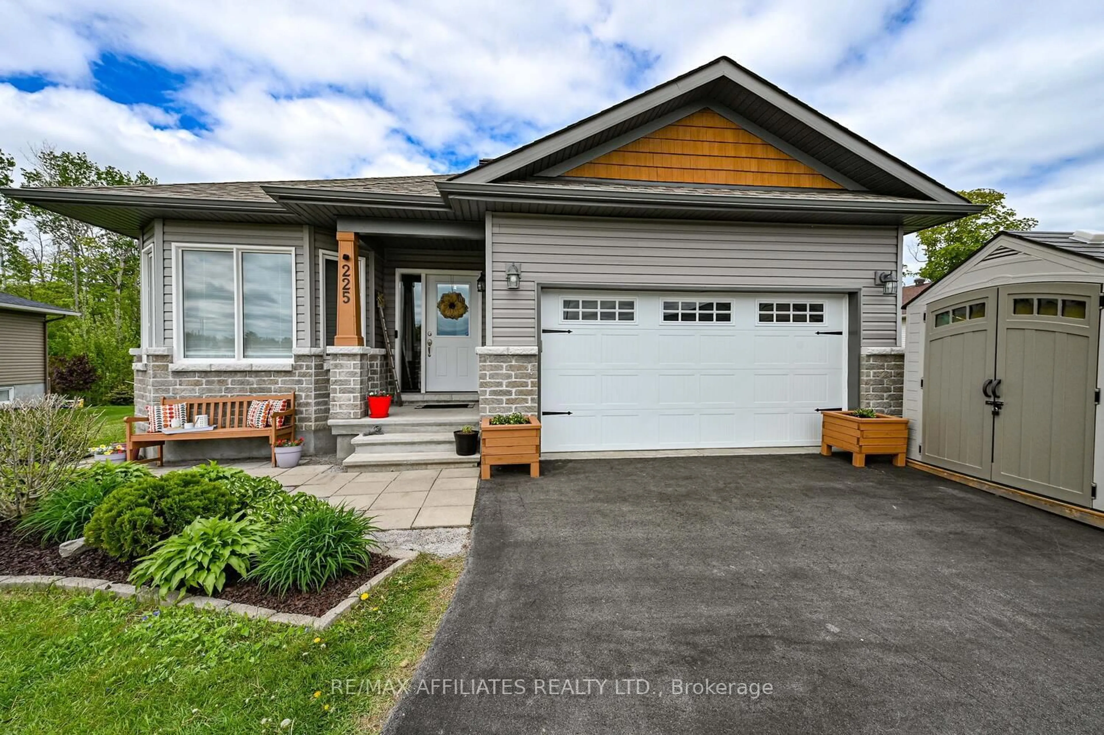 Home with vinyl exterior material, street for 225 Wood Ave, Smiths Falls Ontario K7A 0B4