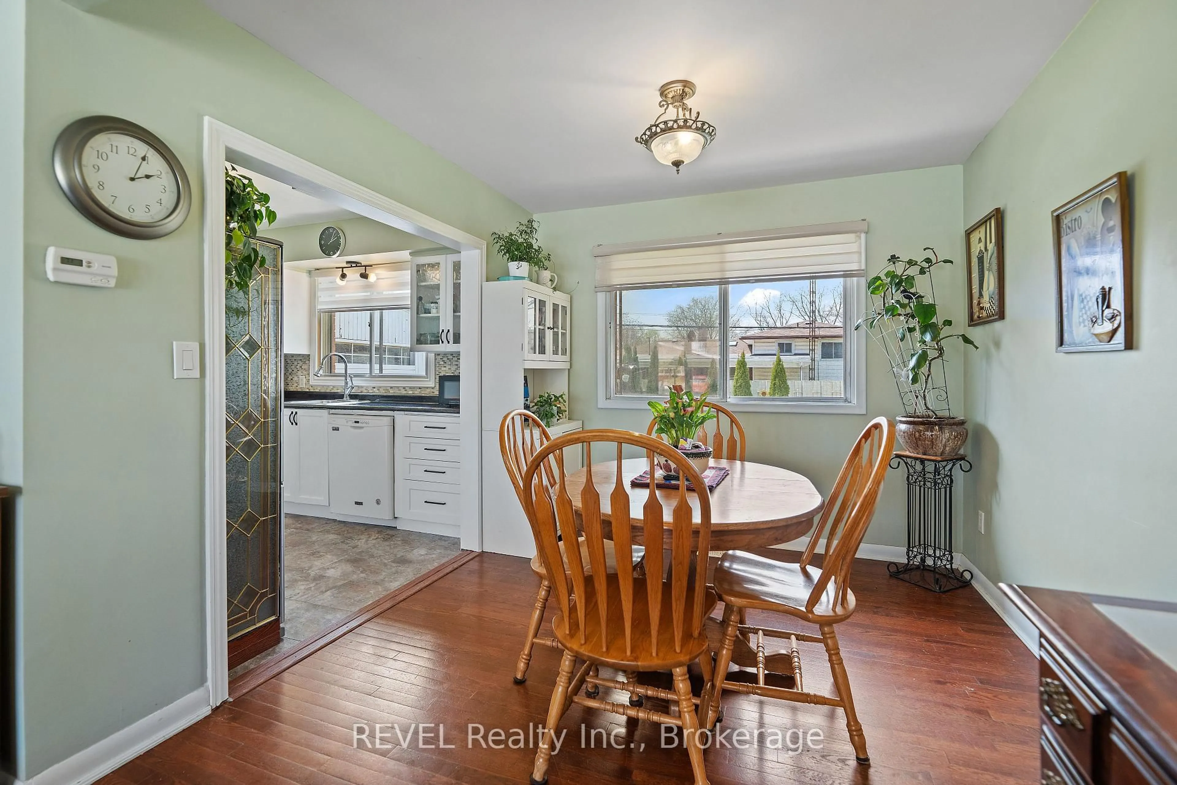 Dining room, ceramic/tile floor for 21 Westmount Cres, Welland Ontario L3C 2S5