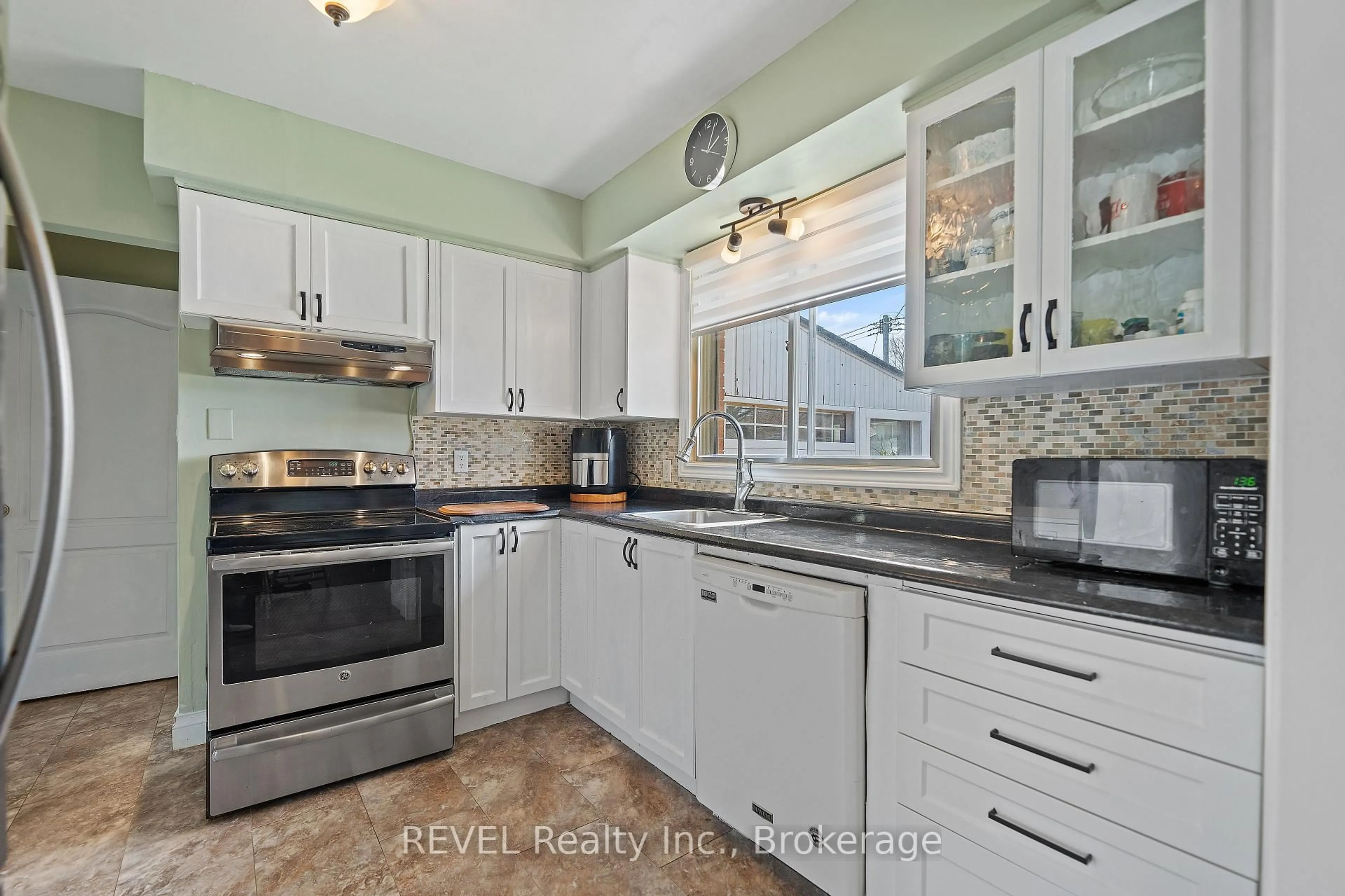 Open concept kitchen, ceramic/tile floor for 21 Westmount Cres, Welland Ontario L3C 2S5