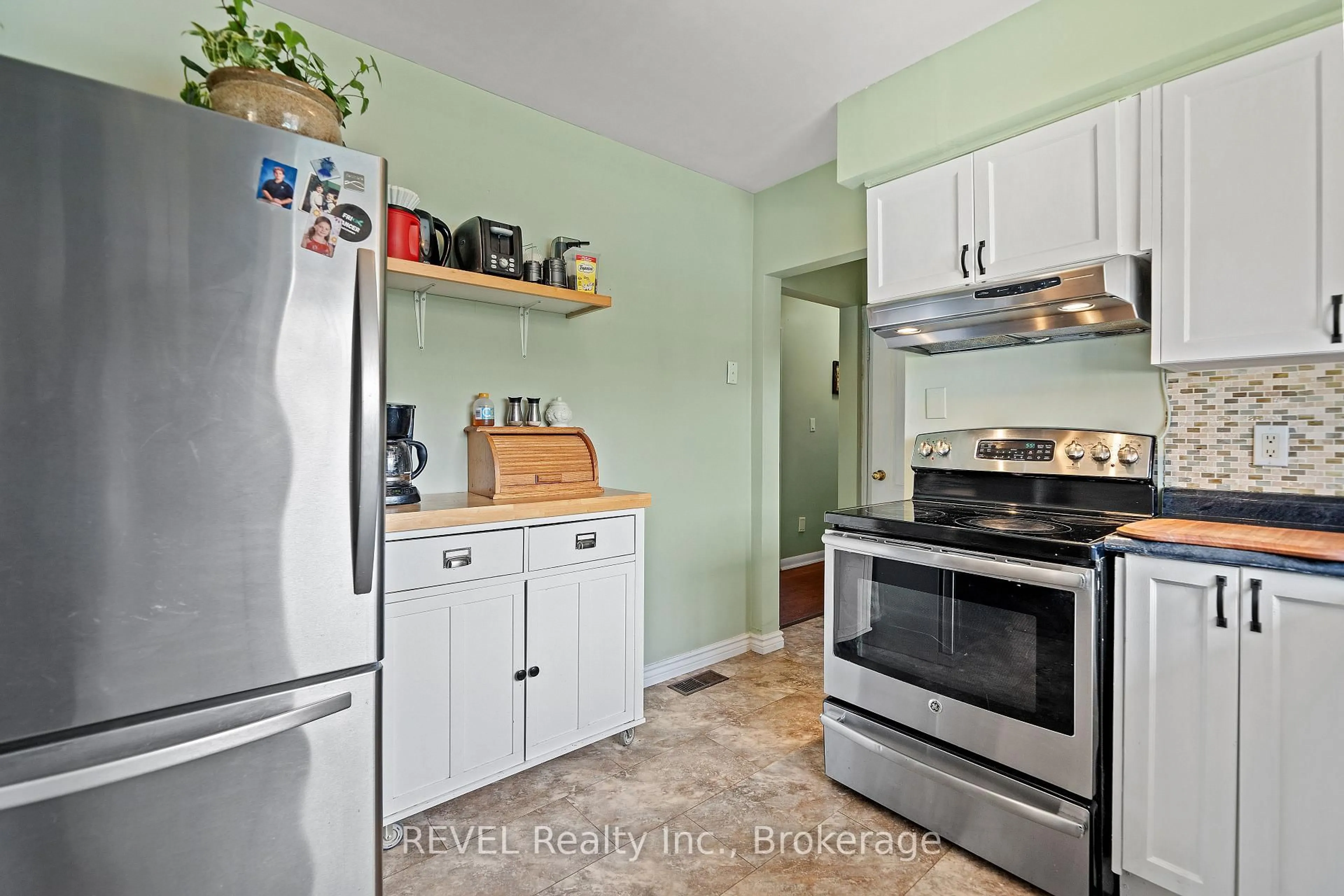 Standard kitchen, ceramic/tile floor for 21 Westmount Cres, Welland Ontario L3C 2S5