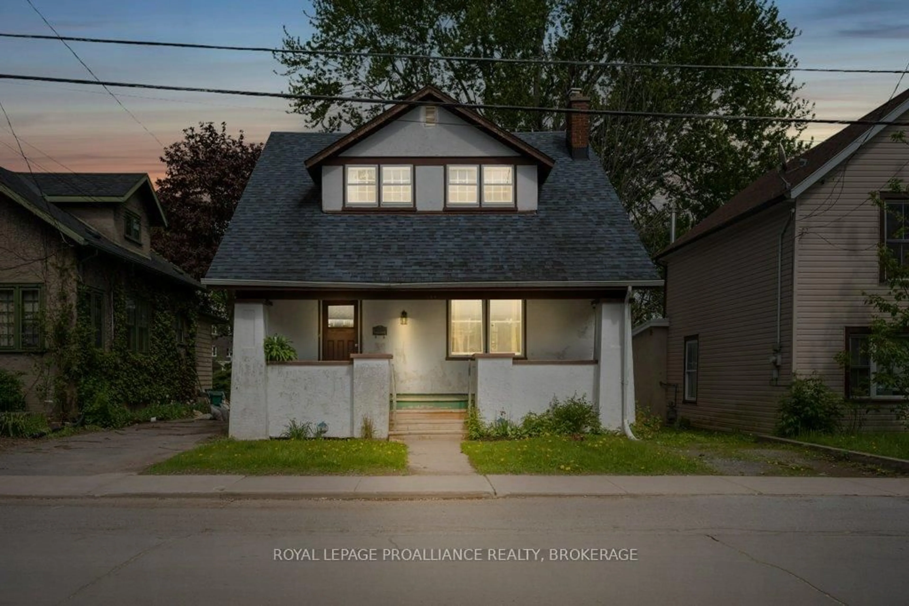 Home with vinyl exterior material, street for 515 Victoria St, Kingston Ontario K7L 3Z9