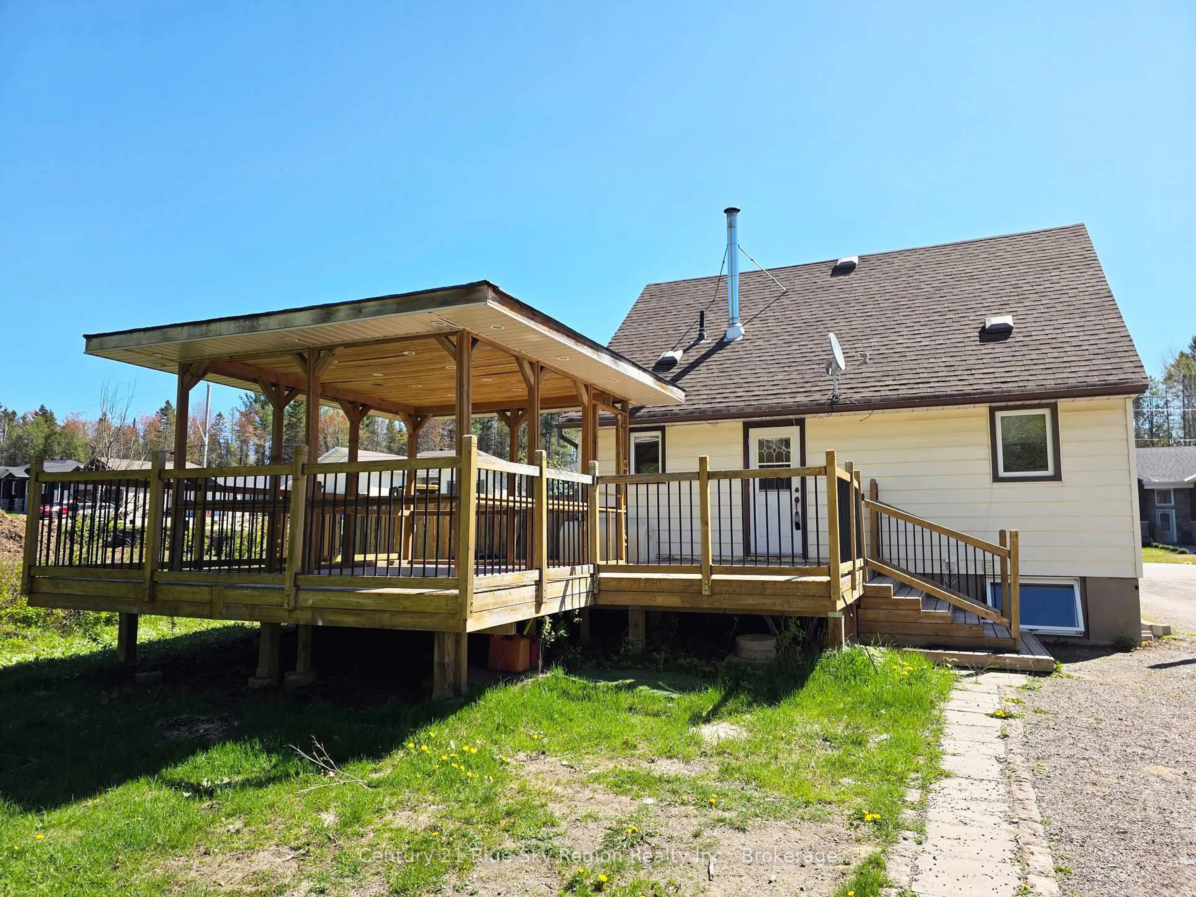 Patio, building for 125 Larocque Rd, North Bay Ontario P1B 8G3