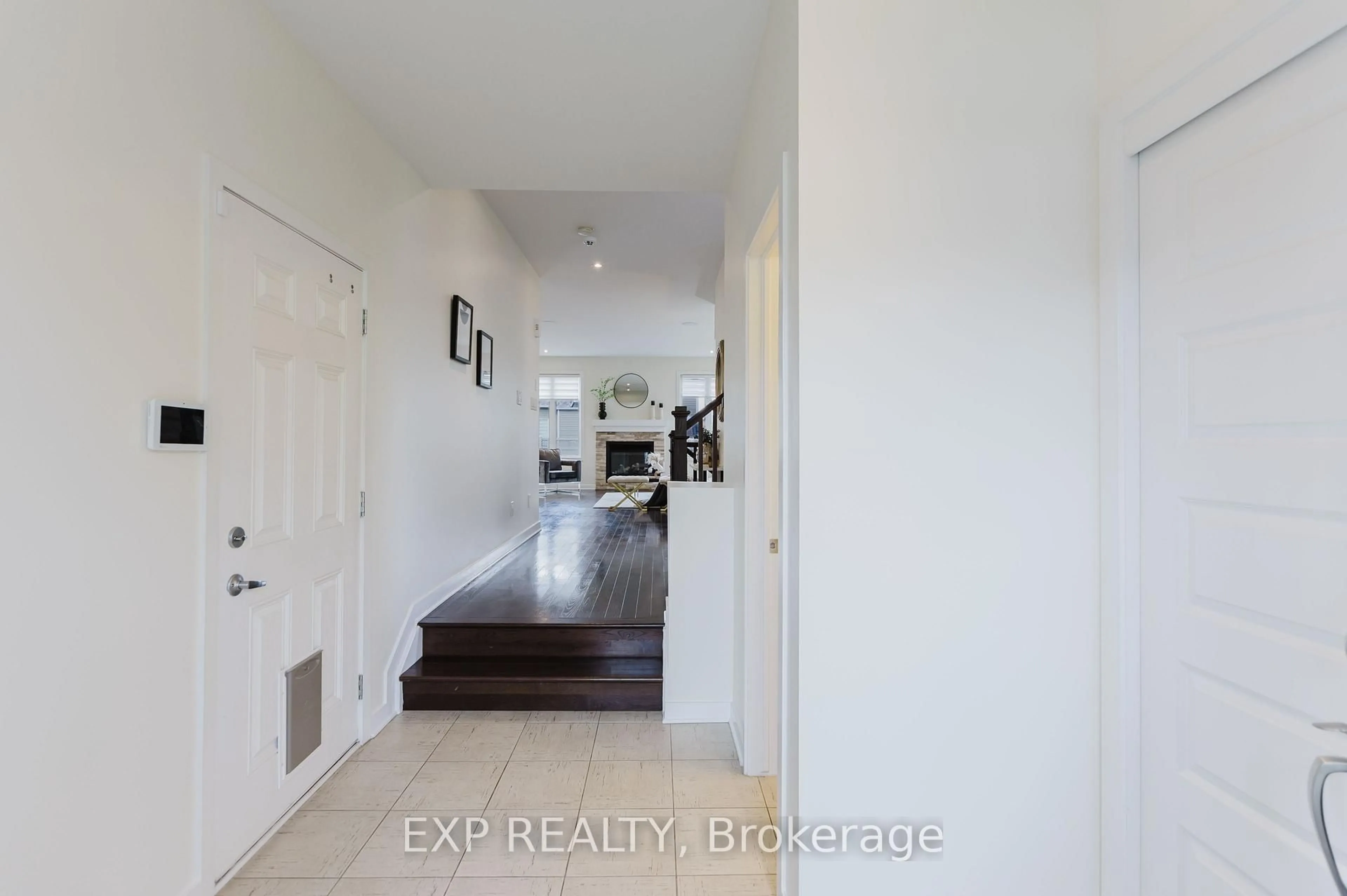 Indoor entryway for 301 Brettonwood Rdge, Ottawa Ontario K2T 0H8