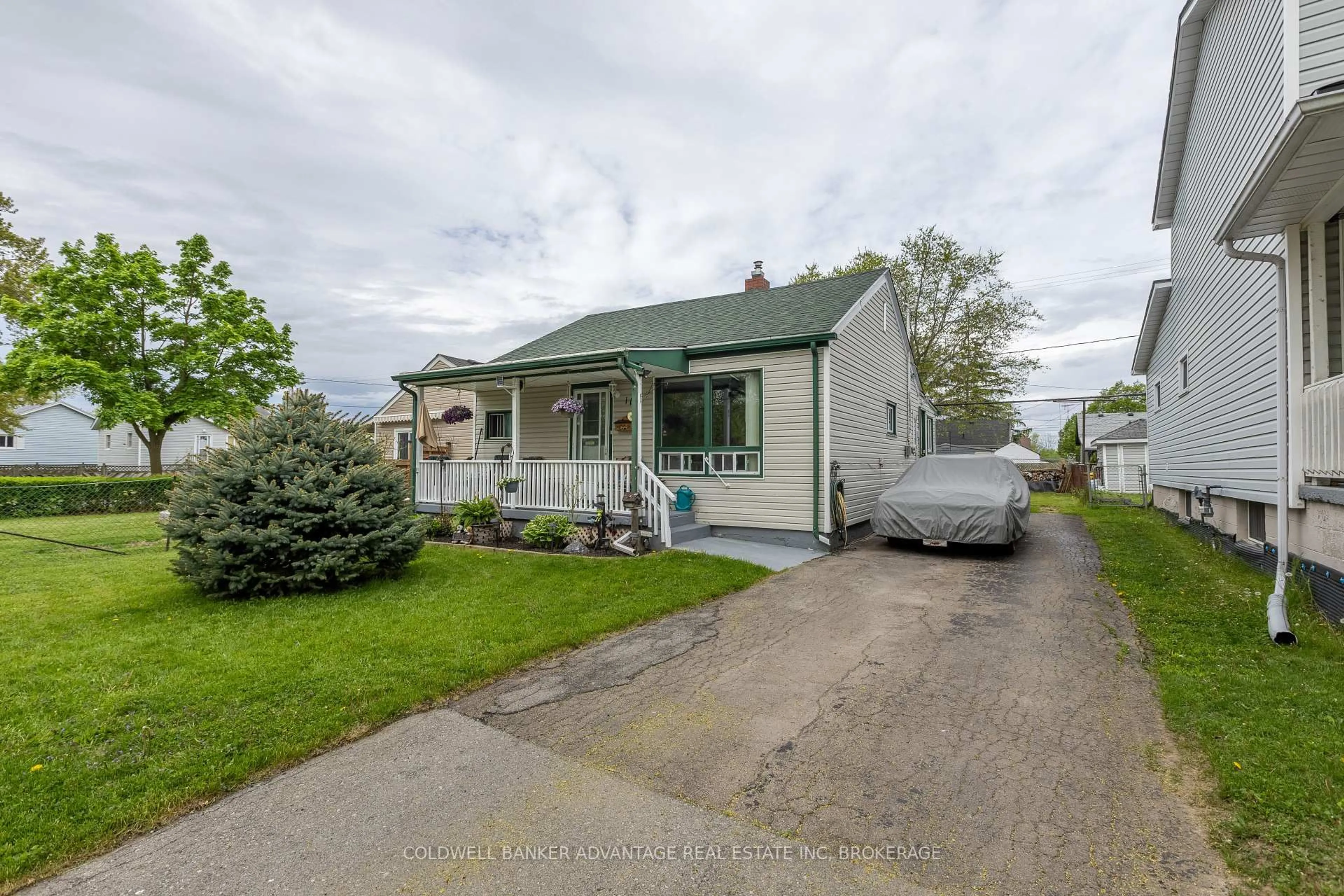 A pic from outside/outdoor area/front of a property/back of a property/a pic from drone, street for 110 Roosevelt Ave, Welland Ontario L3B 2G4