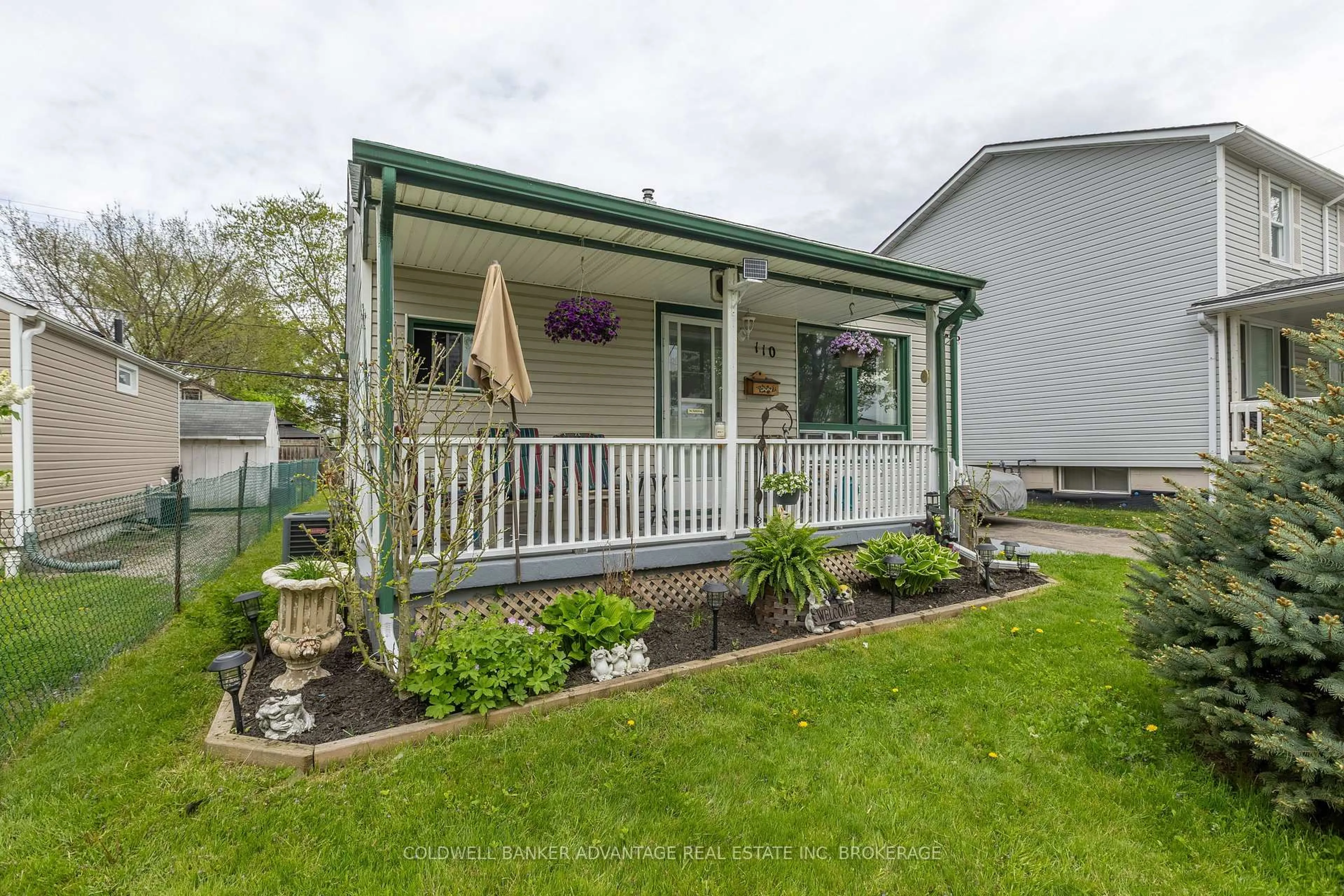 Home with vinyl exterior material, street for 110 Roosevelt Ave, Welland Ontario L3B 2G4