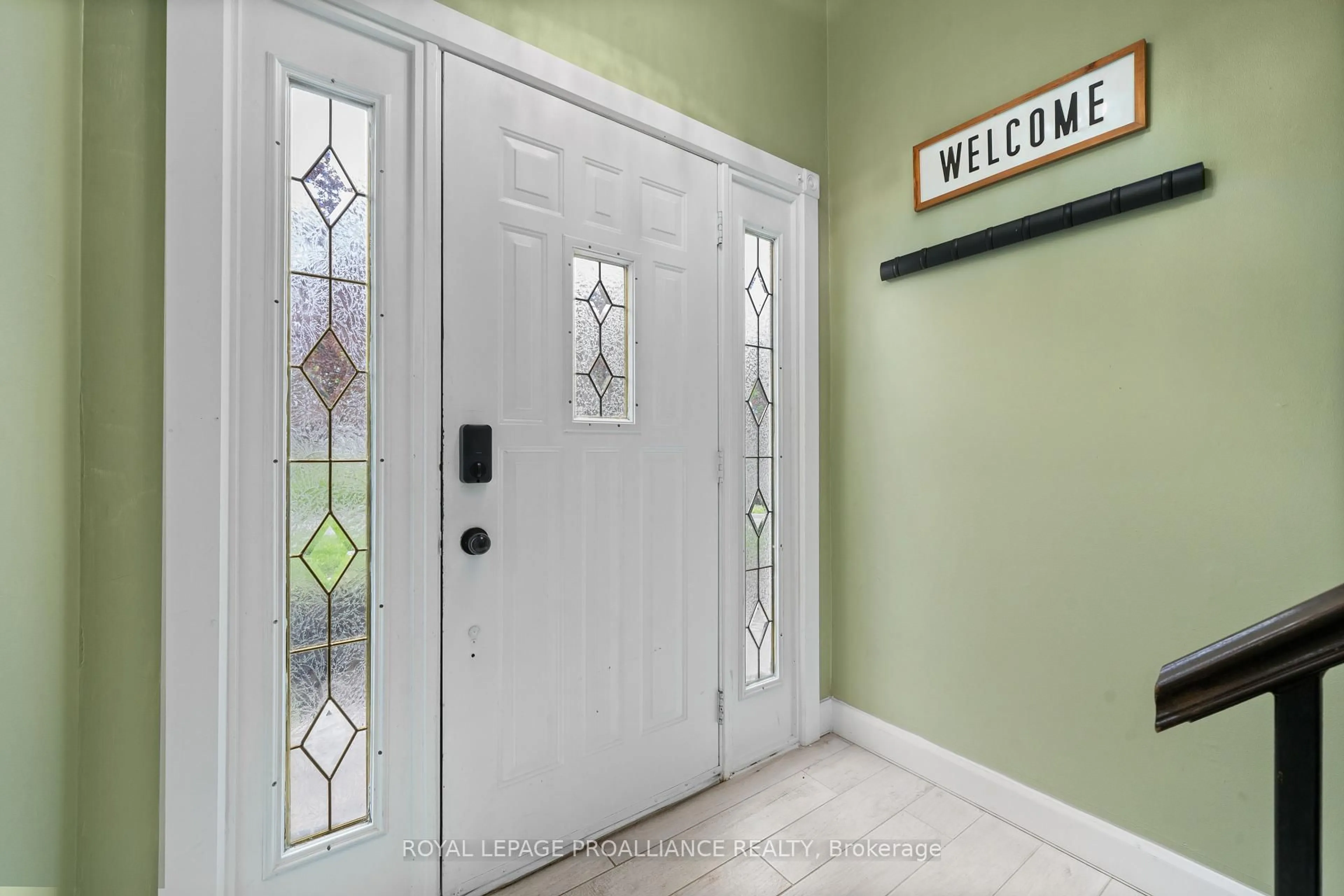 Indoor entryway for 24 Edgeview Dr, Quinte West Ontario K8V 3G4