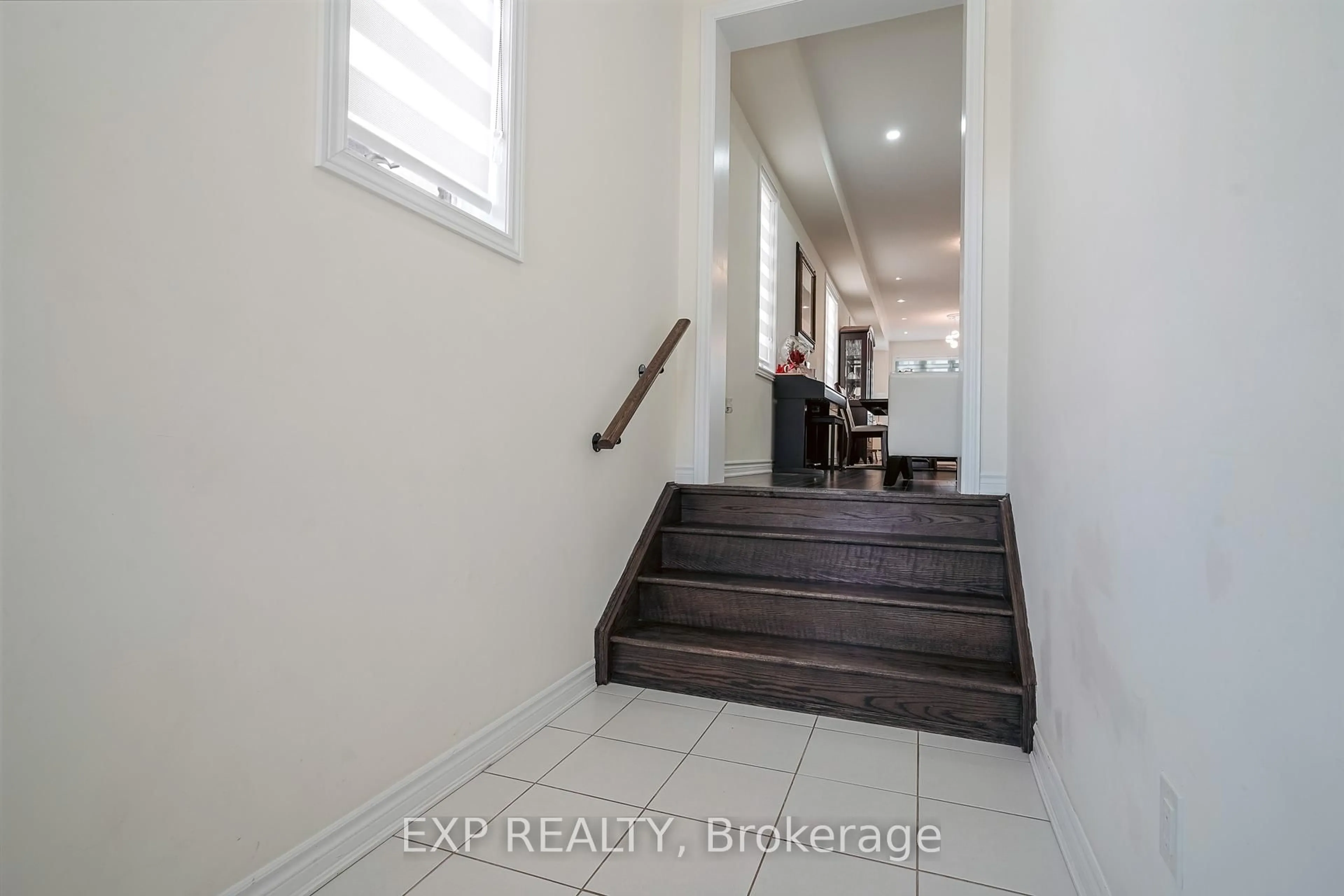 Indoor entryway for 11 Highlands Blvd, Cavan Monaghan Ontario L0A 1G0